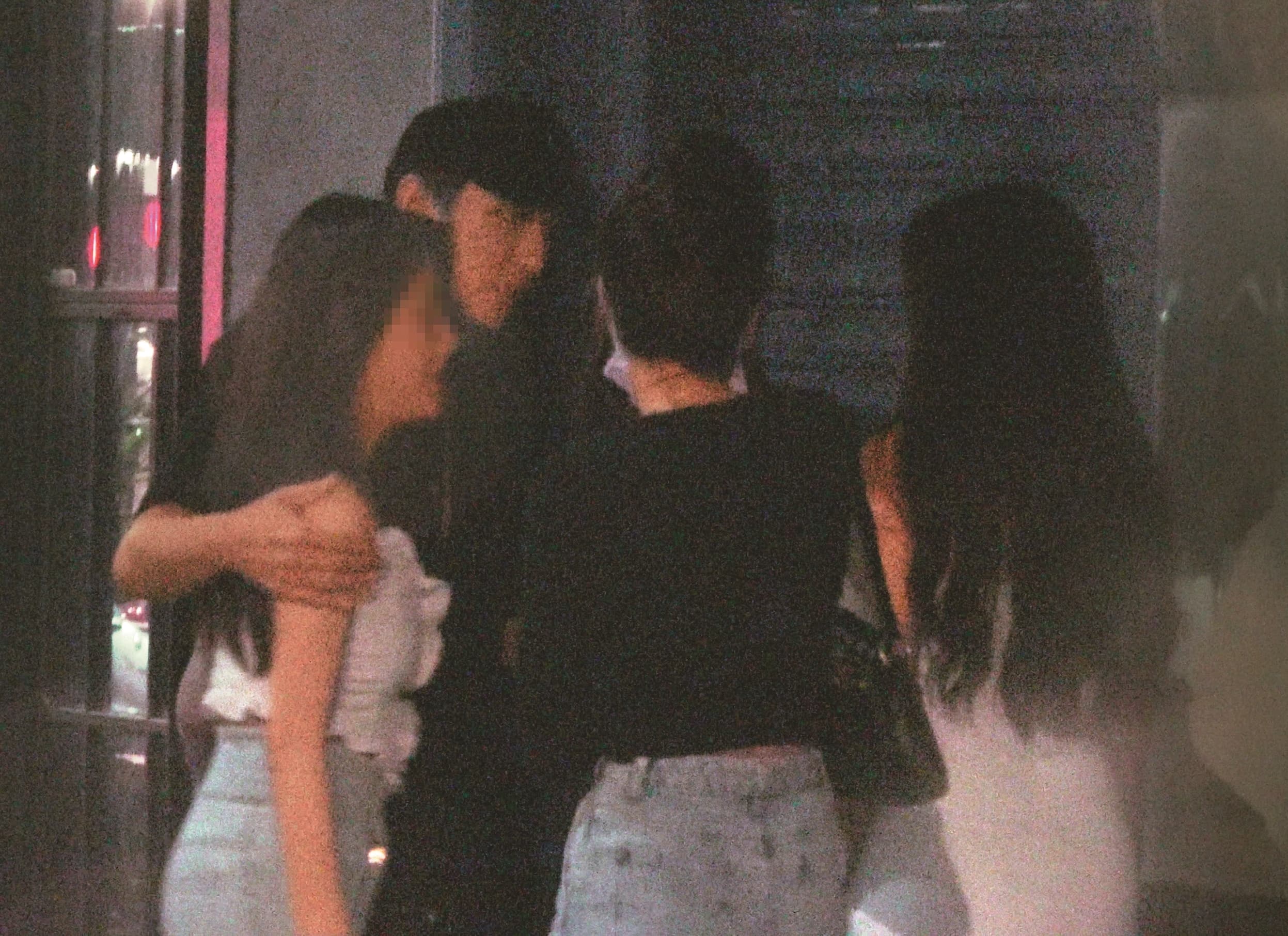 01:38,明杰(左二)不停摟其他女子,畫面頗有齊人之福的風格。