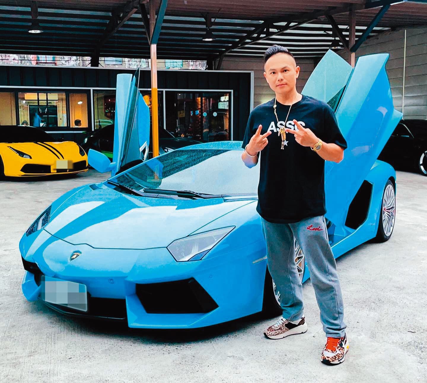 超哥名下約有10輛車,其中一輛是要價2千多萬元的藍寶堅尼。(翻攝自超派人生臉書)
