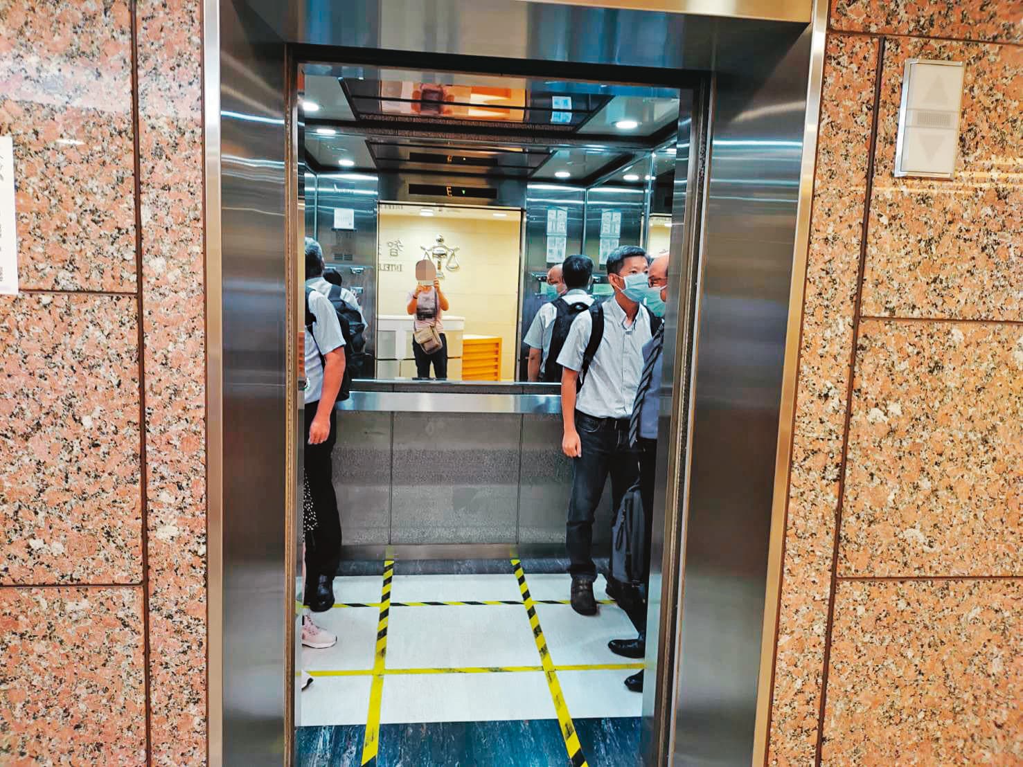 聯電案被告戎樂天及何建廷,在律師陪同下出庭。