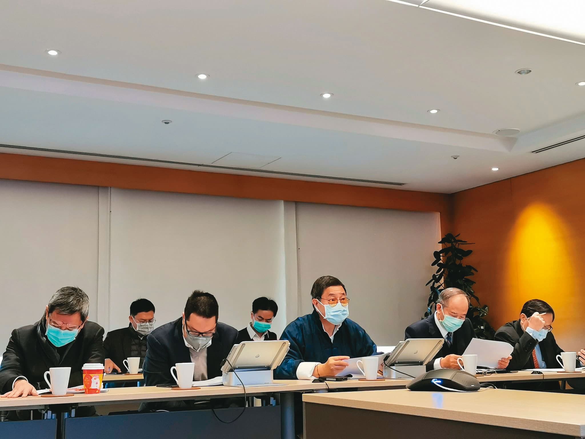 張安平(右3)希望員工能對自己工作與有榮焉,將台泥定位為一家綠色環境工程公司。(翻攝台泥企業團臉書)