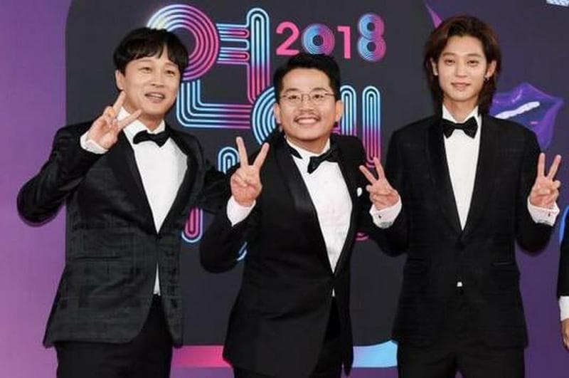 《兩天一夜3》因為警方調查鄭俊英(右)涉嫌偷拍性愛照片、影片的手機,發現車太鉉(左)、金俊昊(中)曾以高爾夫用來賭博,兩人主動離開節目自省,而該季節目因鄭俊英緣故,從網站全季下架。(網路圖片)