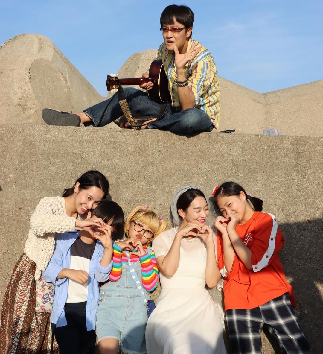 《海岸村恰恰恰》的演員們因長時間拍攝培養出好感情,觀眾也入戲地彷彿認識了這一群村民。(翻攝申敏兒IG)