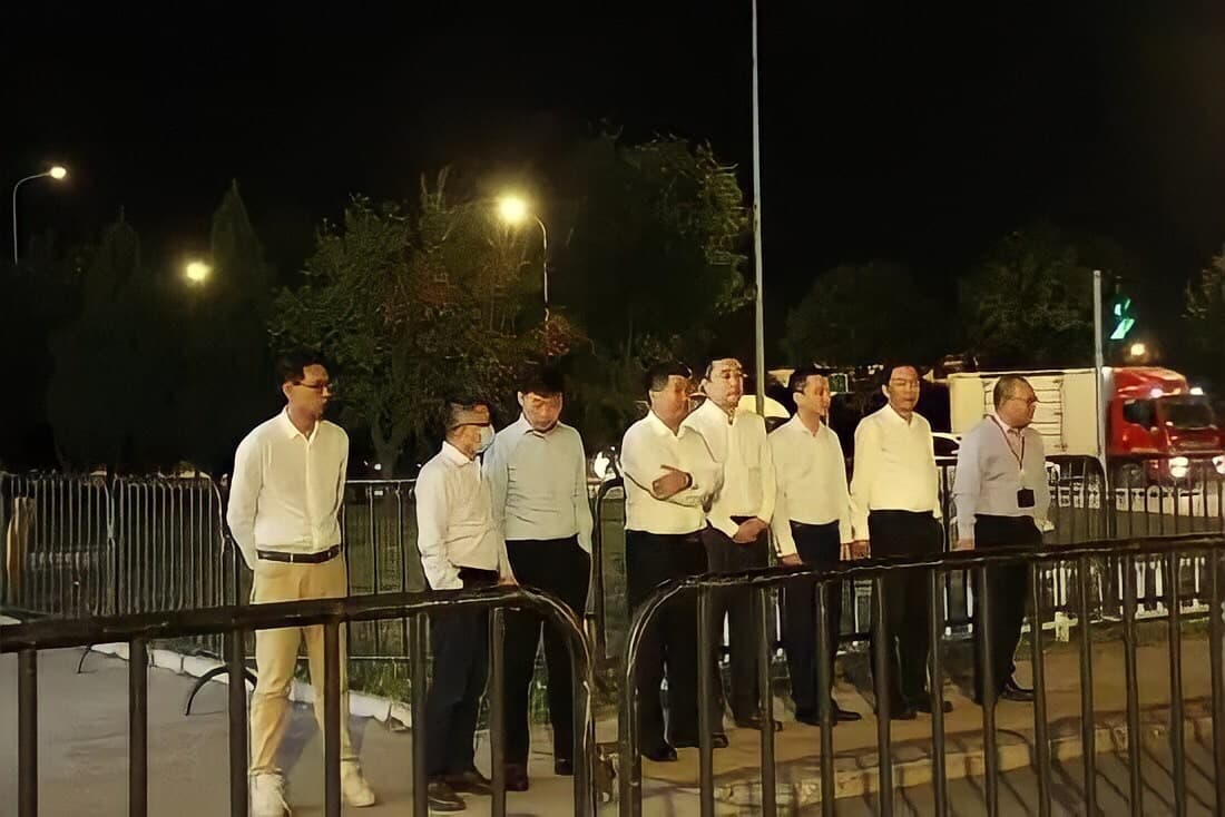 公司高層事後被罰站在戶外,感受基層空服員的不便。(翻攝微博)