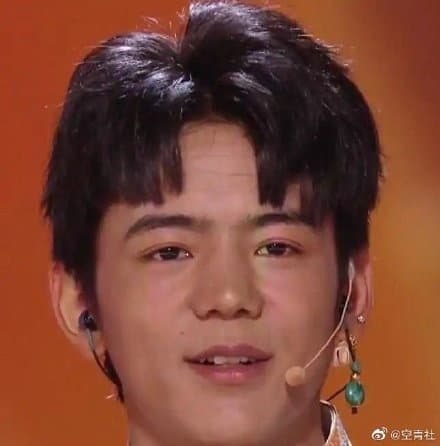 網友貼出丁真出席活動的截圖,覺得他發福了。(翻攝自微博)
