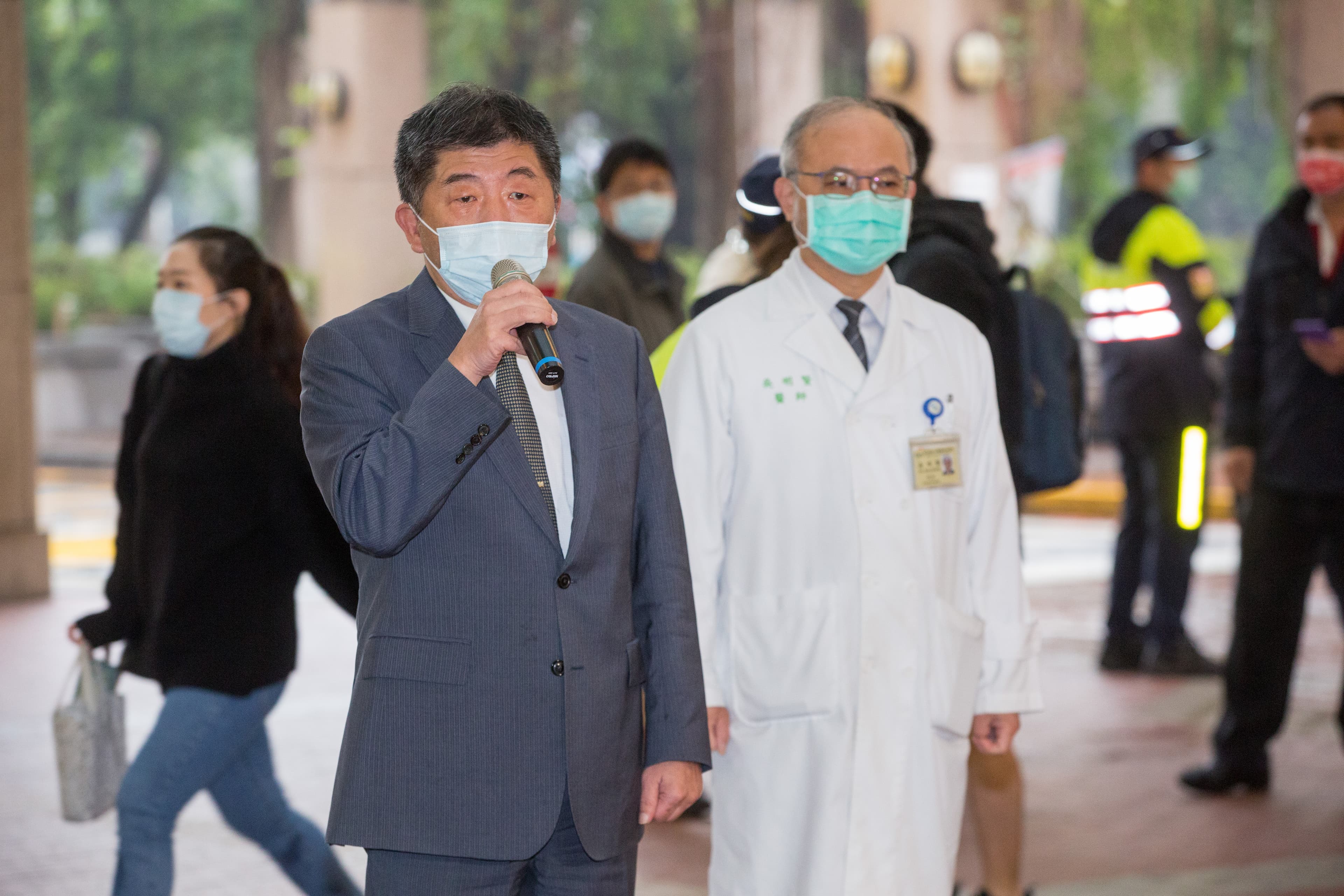 北市之前控訴中央塞了超過負荷的疫苗劑量給他們，對此陳時中（左）除表示會協助施打，也澄清並非為了拚涵蓋率。（本刊資料照）