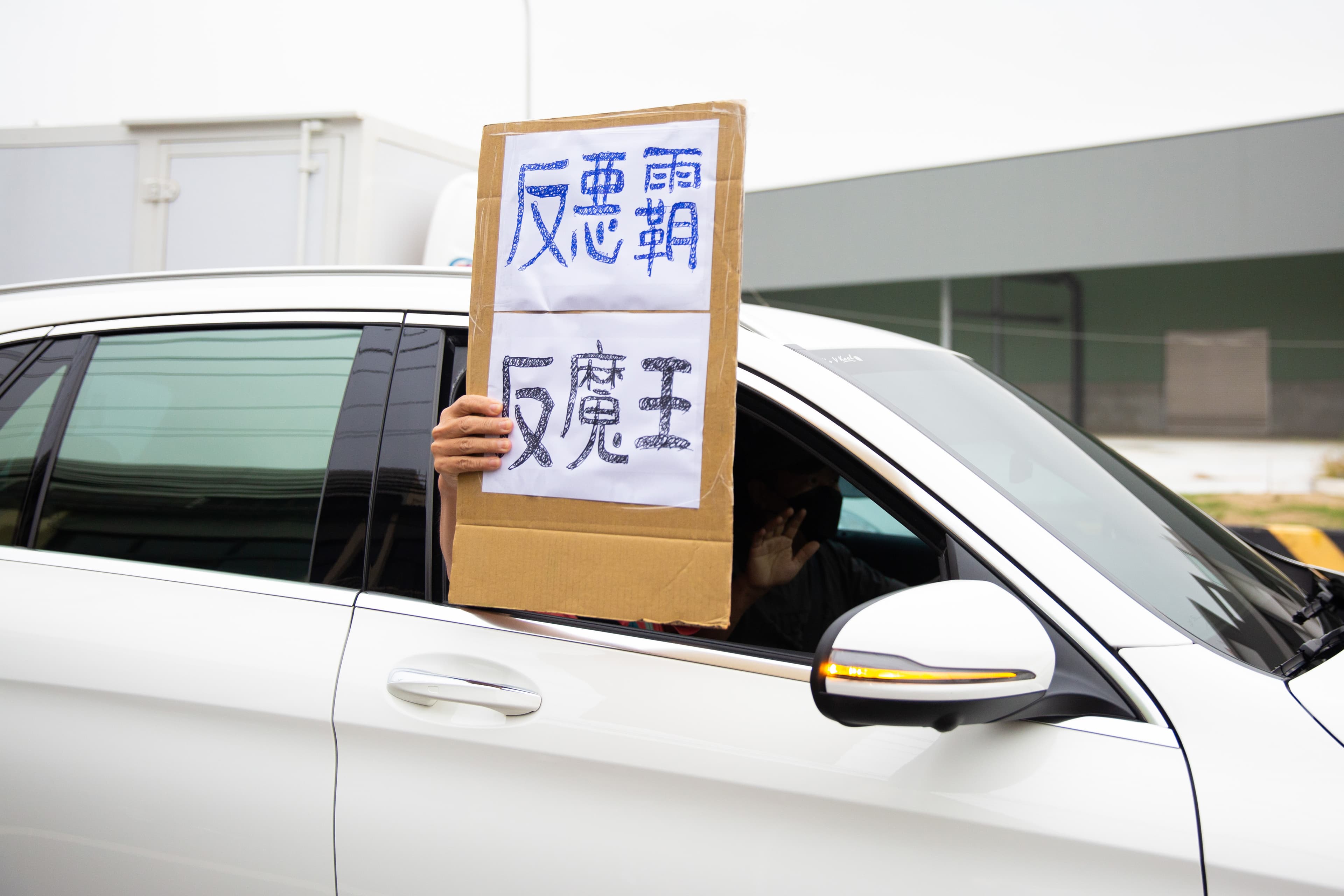 陳柏惟走上街頭爭取台中鄉親支持,也獲得民眾舉牌力挺。