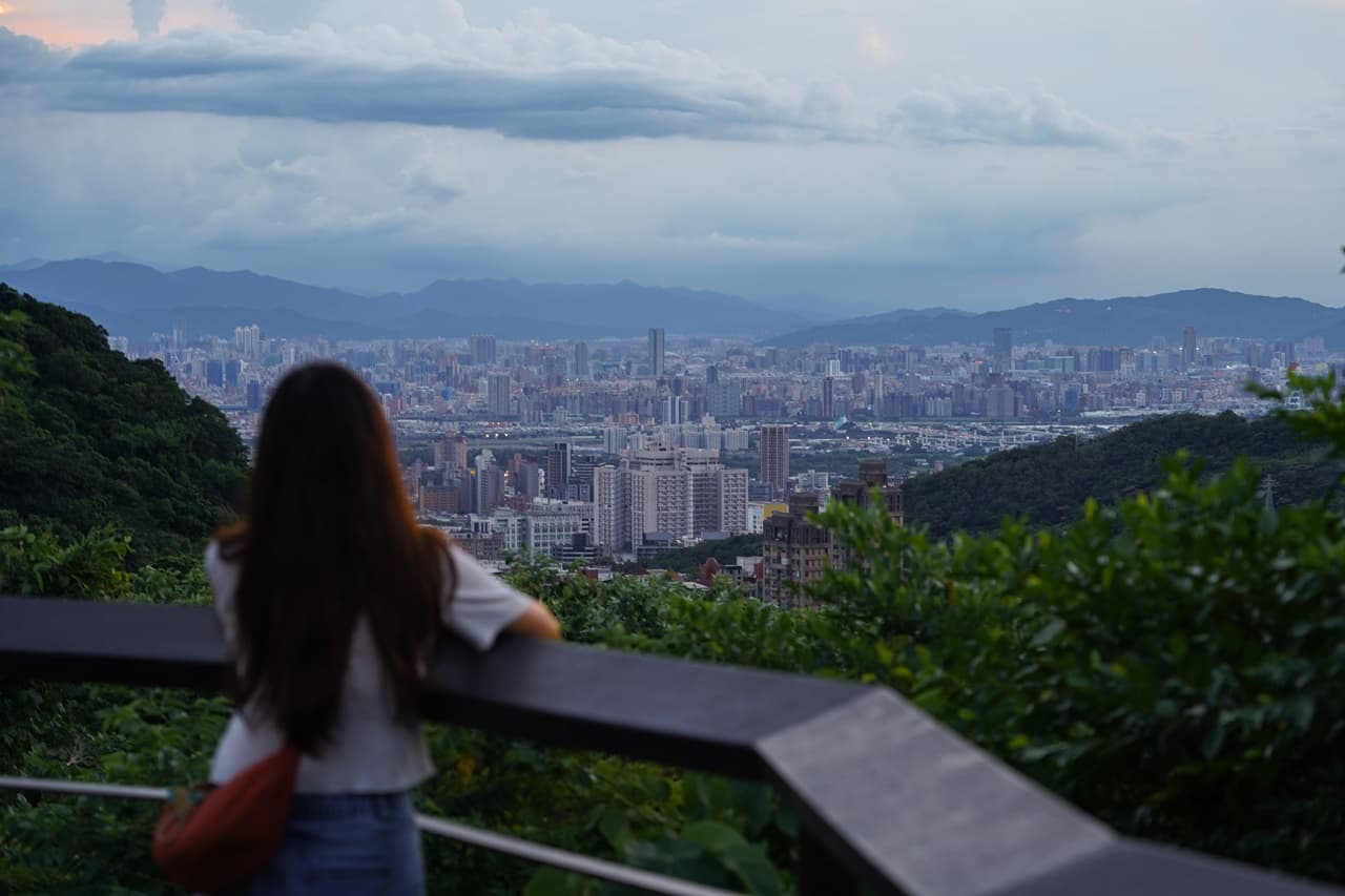 山腰處剛完工的市景平台,可遠眺台北市景與觀音山美色。
