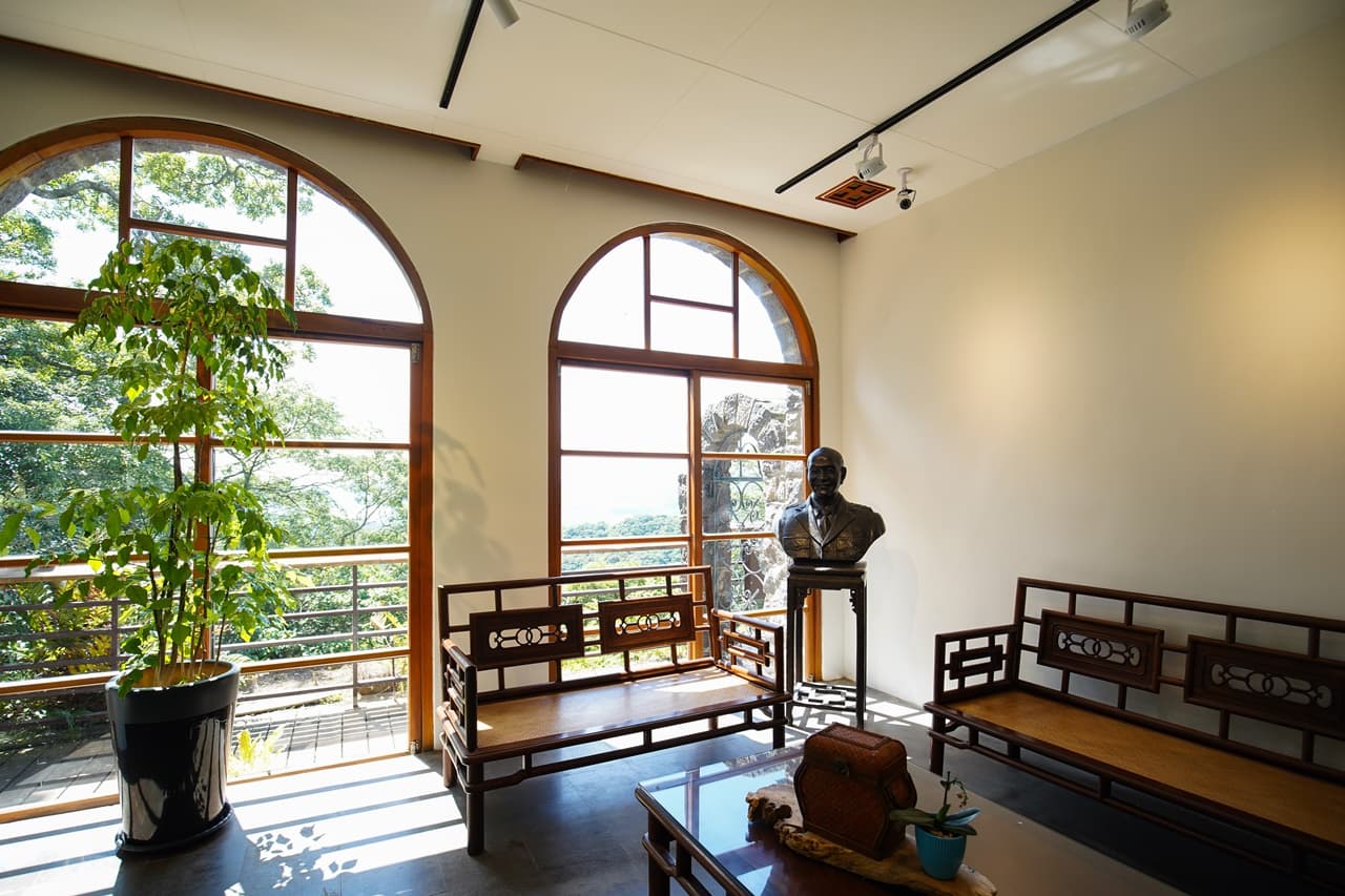 「草山行館」是台灣第一座總統官邸，後期則成為先總統蔣中正接見貴賓的避暑行館。