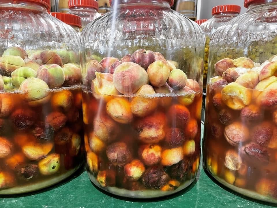 水蜜桃等新鮮水果先加糖釀成酒,再與地瓜燒酒勾兌。(恆器製酒提供)
