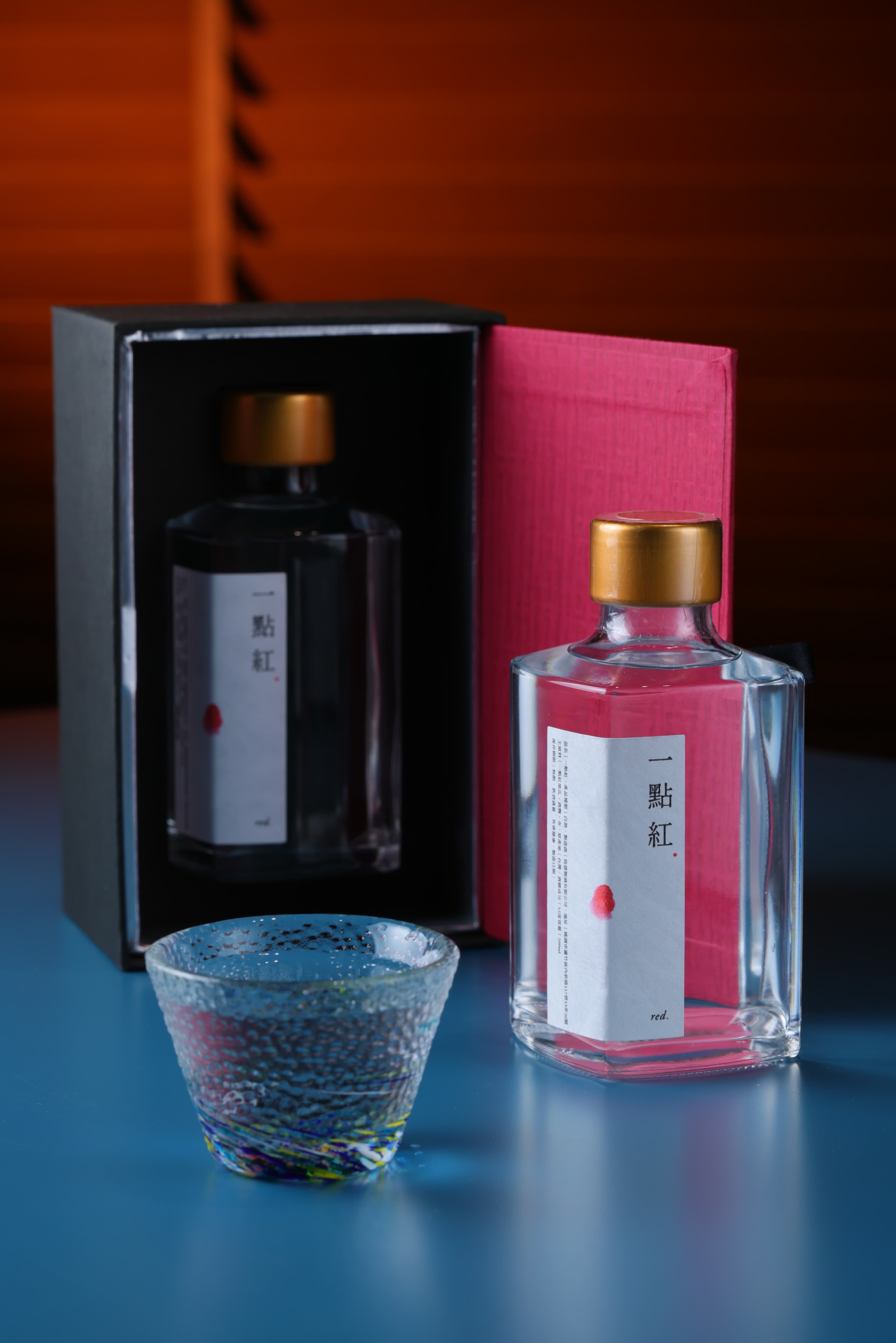 使用白肉紫心地瓜釀成的同名燒酎「一點紅」，香氣清雅回甘。（1,200元／瓶，限量100瓶）