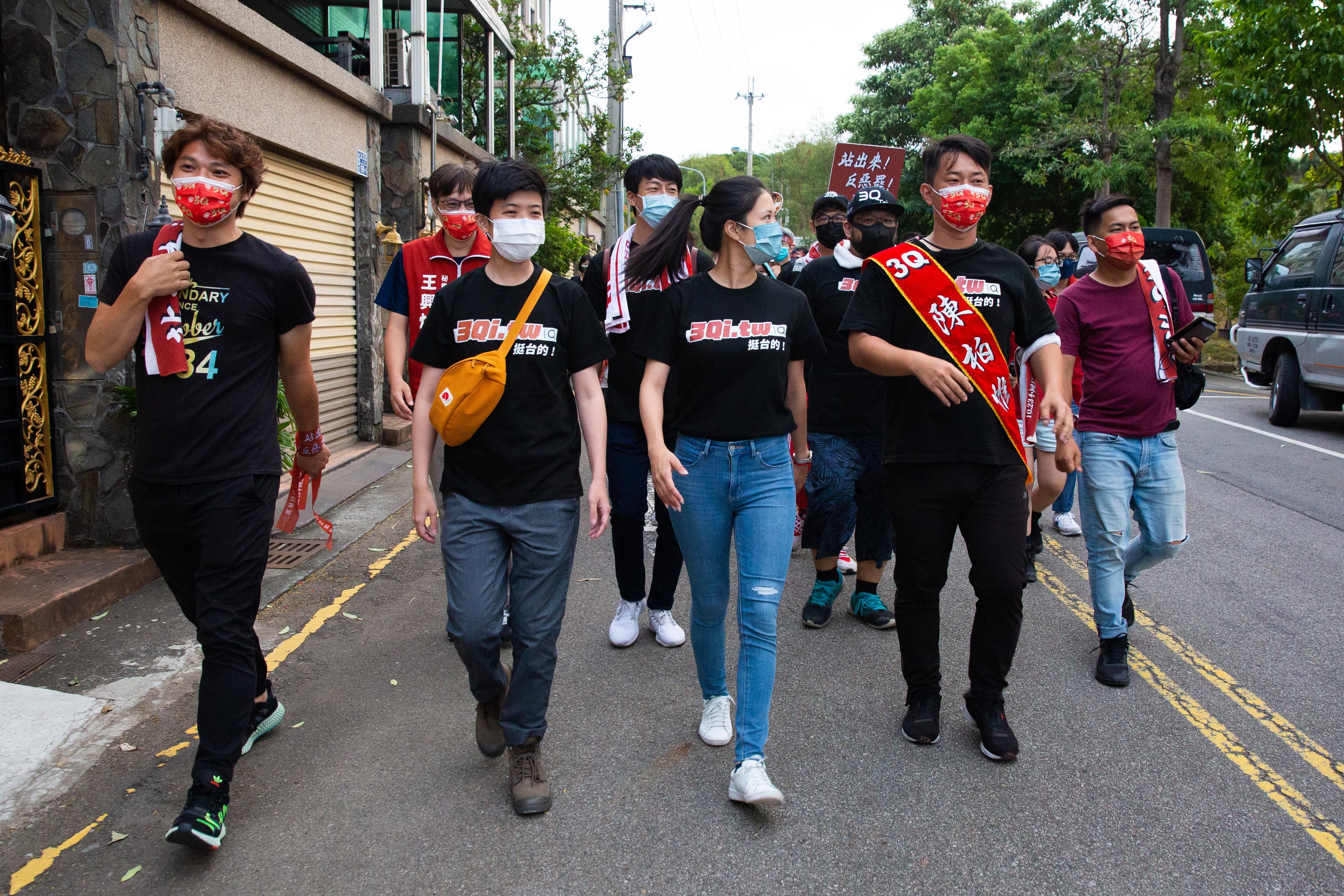 陳柏惟不只獲得綠營聲援,就連台北市議員林亮君和苗博雅等人也特地來到台中陪同掃街表示支持。