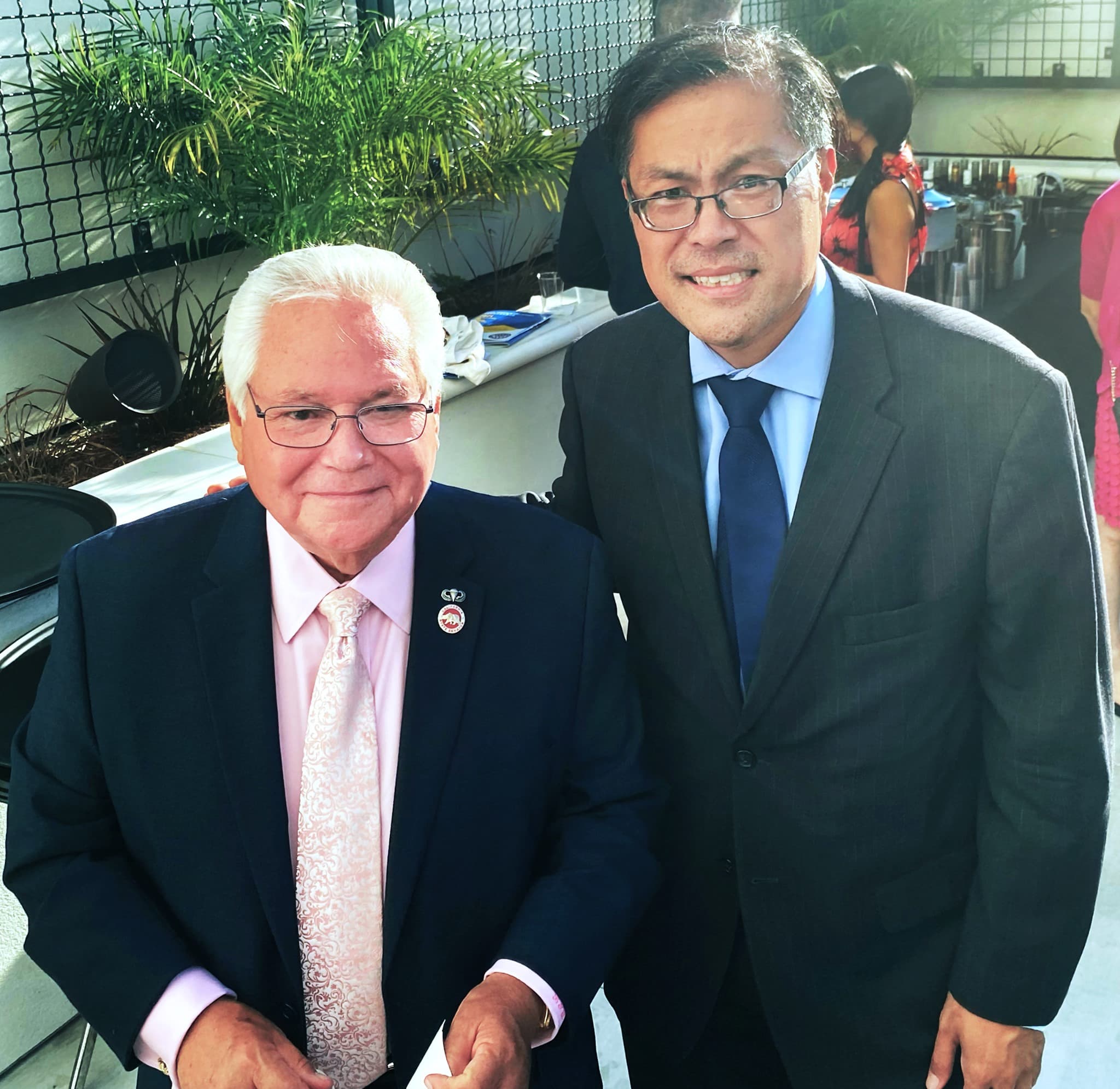 當天在餐廳內舉行募款的議員參選人方樹強(右),左為加州民主黨議員鮑伯。(翻攝方樹強臉書)