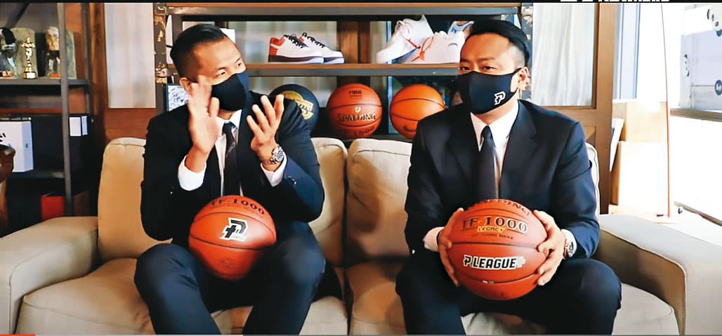 藝人陳建州(左)原本找來NIKE市場部活動總監鄭明元(右)擔任高雄鋼鐵人董事長,如今鄭已辭職。(翻攝PLG YouTube)