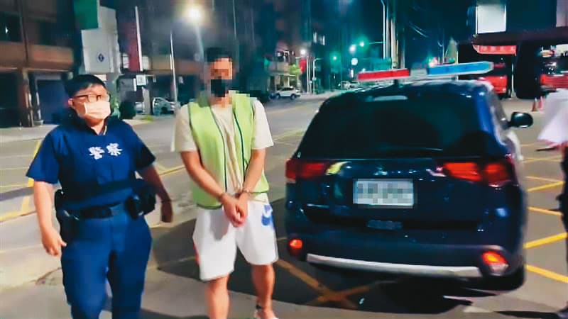 PLG高雄鋼鐵人未開打即風波不斷,球星張伯維(右)8月間酒駕撞警車後遭上銬逮捕。(翻攝畫面)