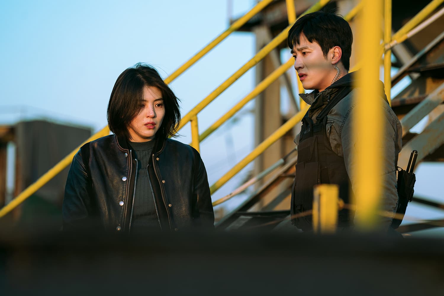安普賢與韓韶禧在《以吾之名》有不少精彩動作戲。(Netflix提供)