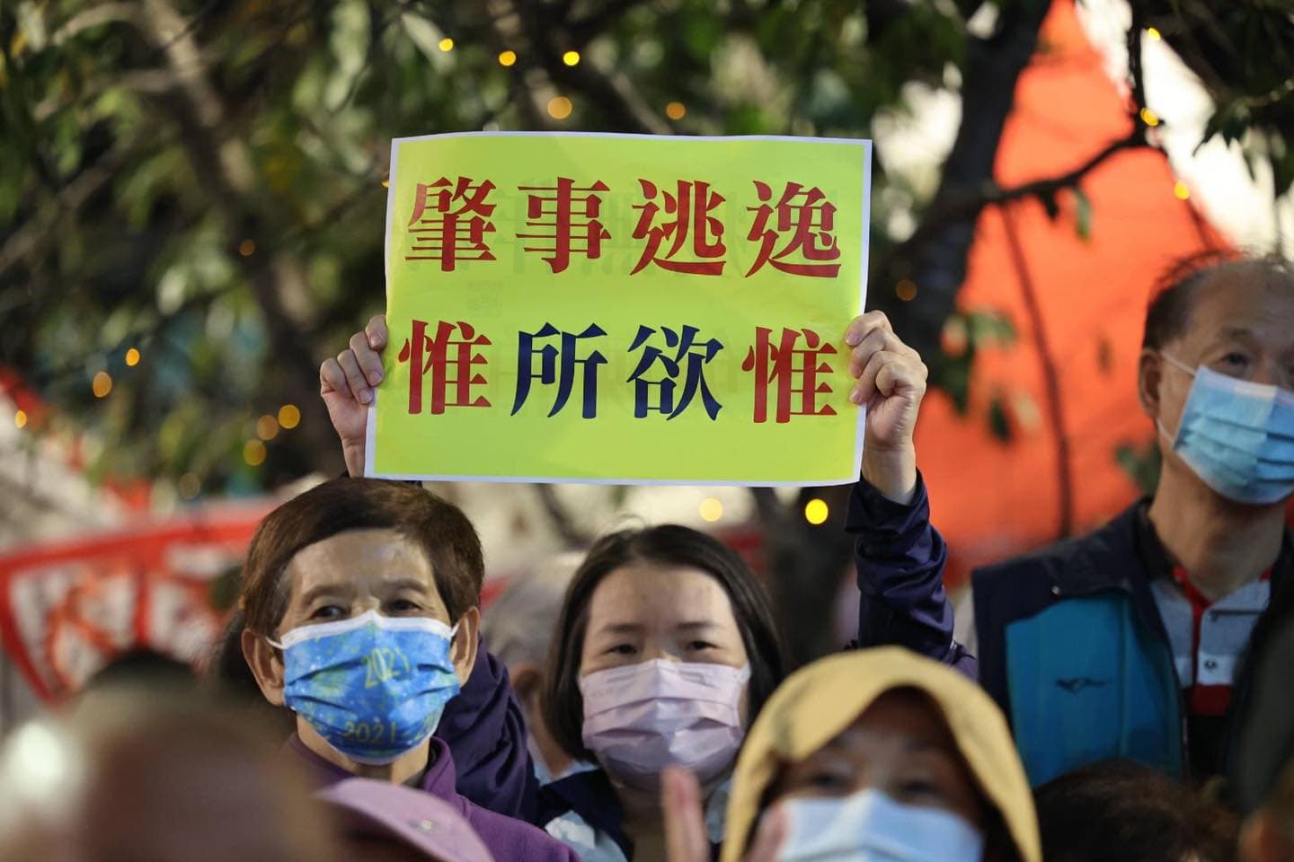 刪Q民眾舉牌,不滿陳柏惟肇事逃逸。(翻攝鄭麗文臉書)