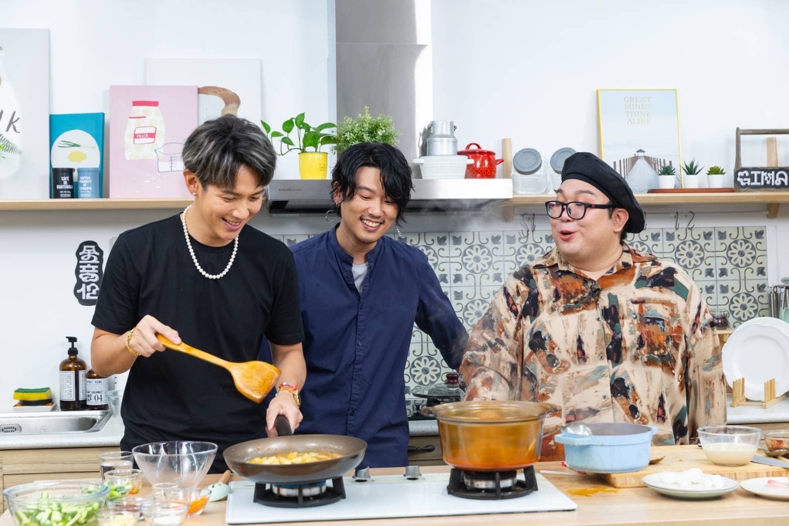 在影片中他們3人各自推出一道料理,不過柯震東坦承廚藝普普。(新視紀整合行銷提供)