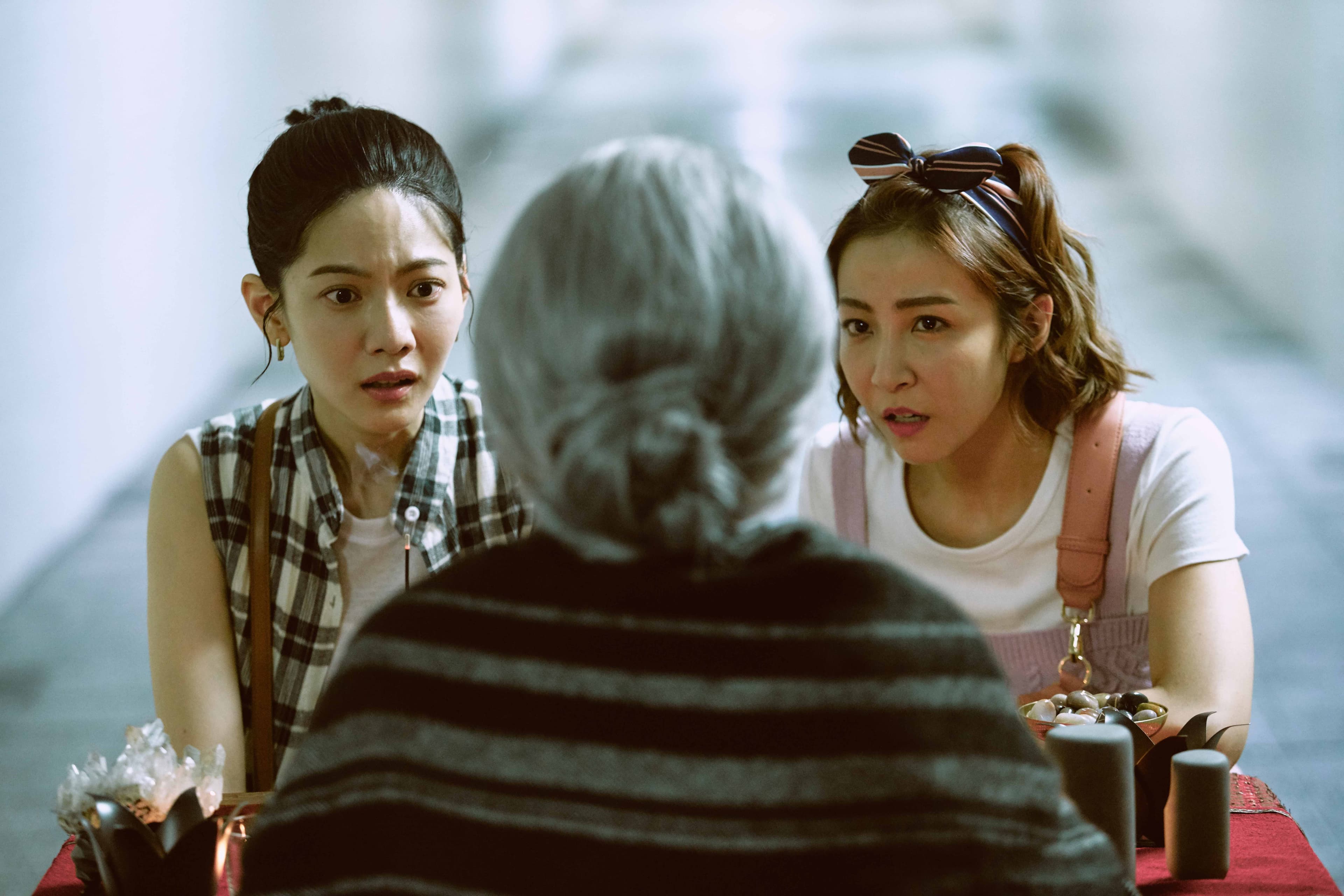 柯佳嬿幫曾之喬算命,是呼應曾之喬曾在《想見你》客串演出寵物通靈師「Sunny老師」。(三鳳製作提供)