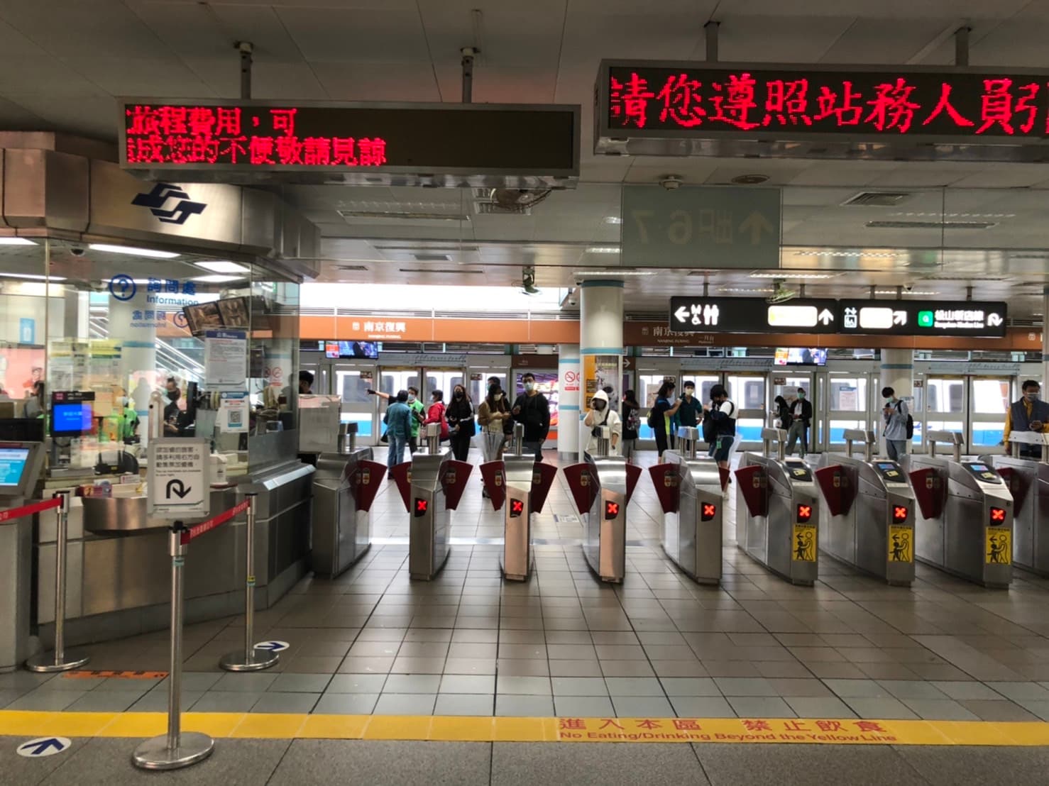 因應強震來襲,台北捷運也緊急停駛,旅客紛紛出站。