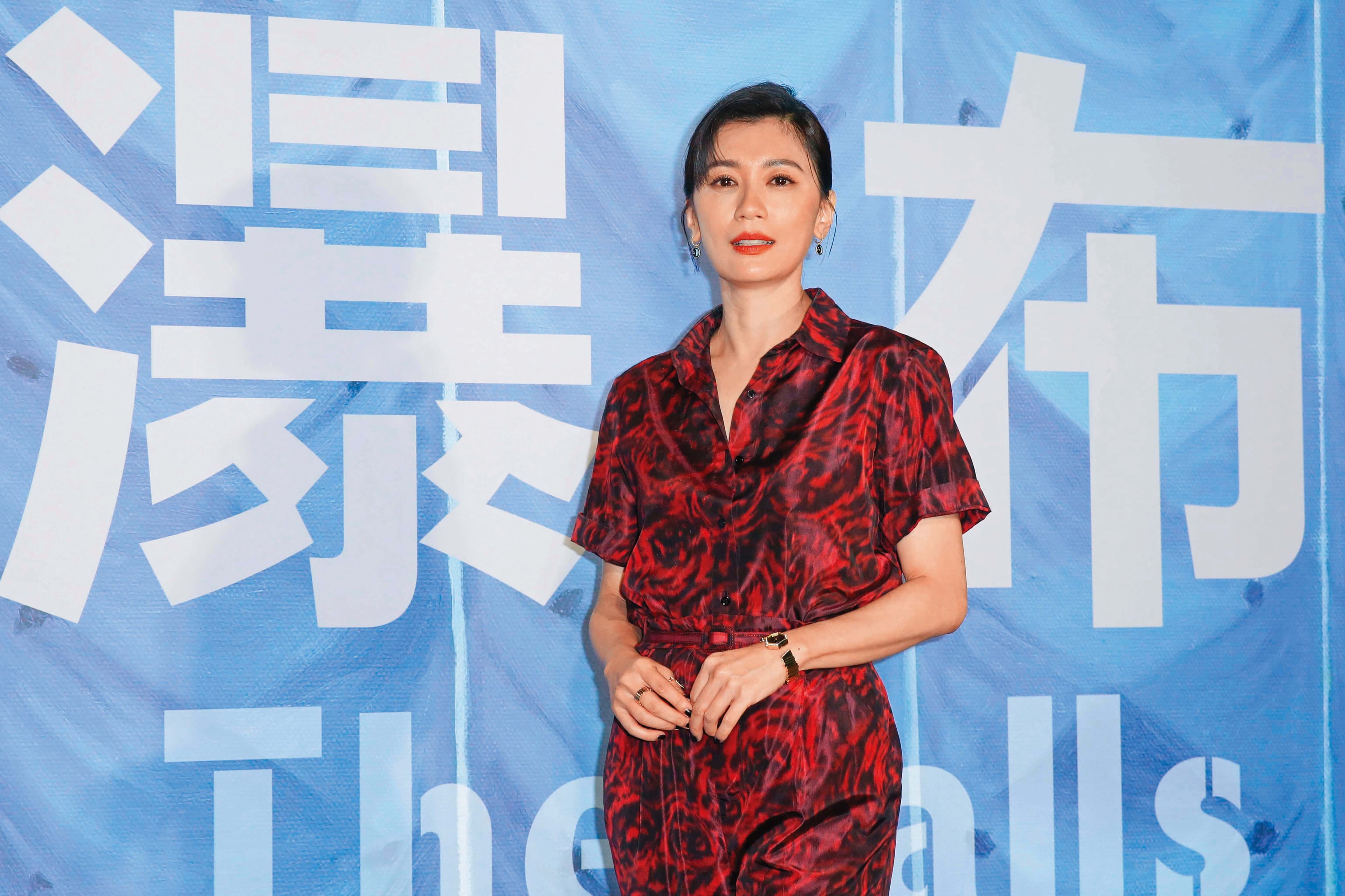 鍾鍾孟宏對字體與字型很重視,並列的巨大「瀑布」二字,營造鋪天蓋地吞噬感。