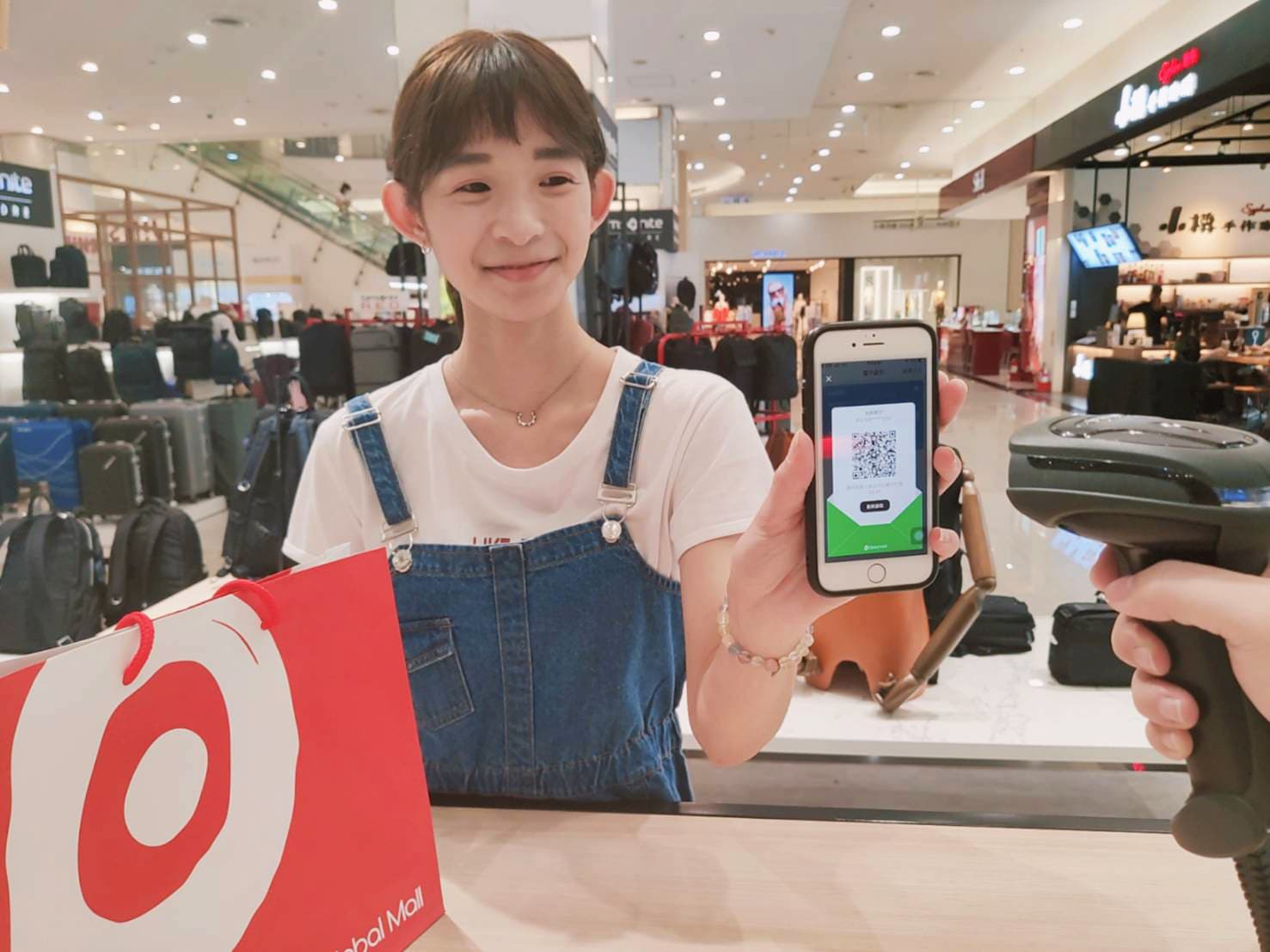 振興券再加碼!Global Mall推「30倍點數放送」,使用紙本振興券、五大行動支付或刷GMpay消費滿額即贈iMall點數30倍。