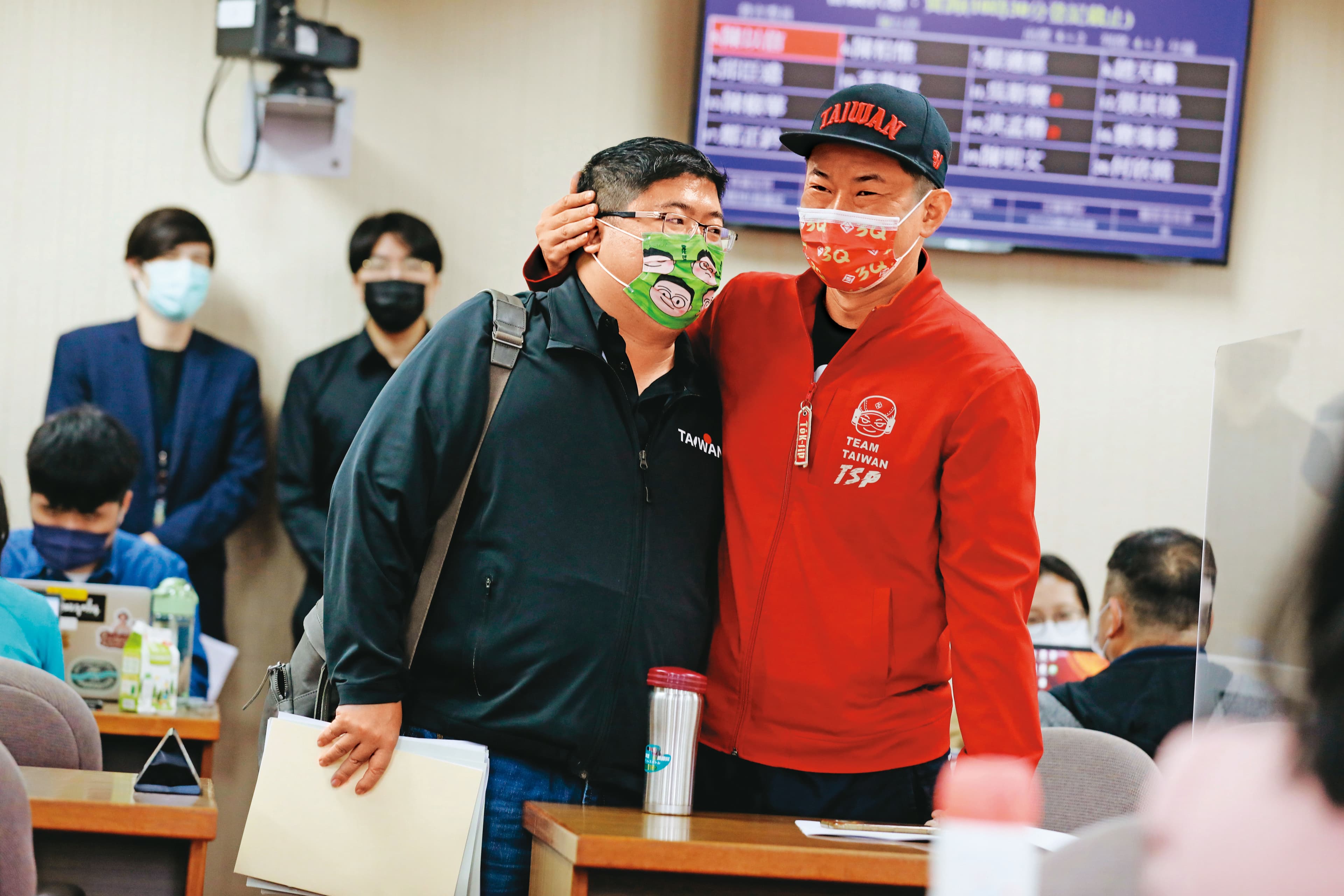 陳柏惟(前右)遭罷免後,25日返回立法院,民進黨立委蔡易餘(前左)向他送暖打氣。