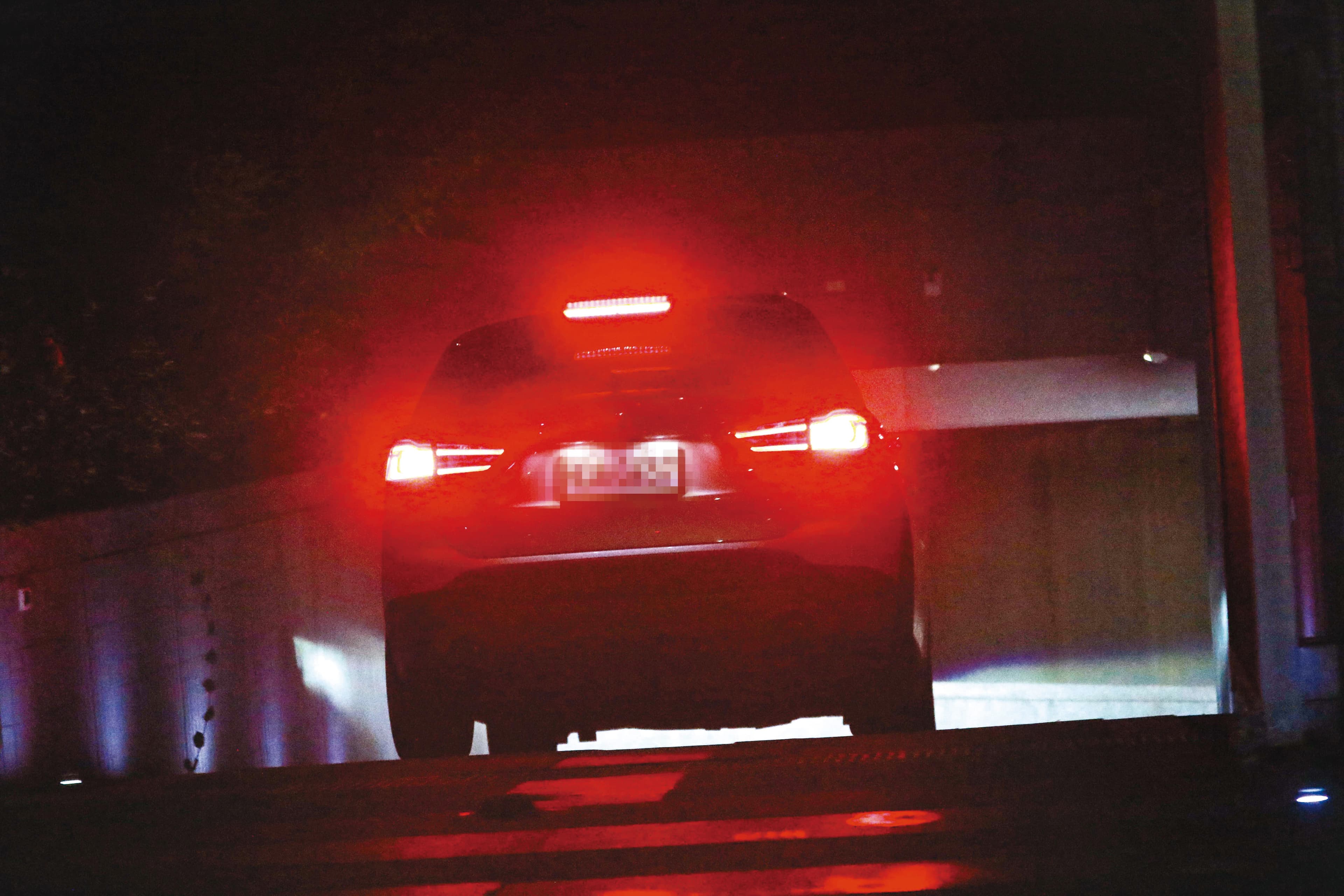 10/14 23:18 拐拐跟著范姓新歡回家,而且是在半夜,讓一切更顯曖昧。