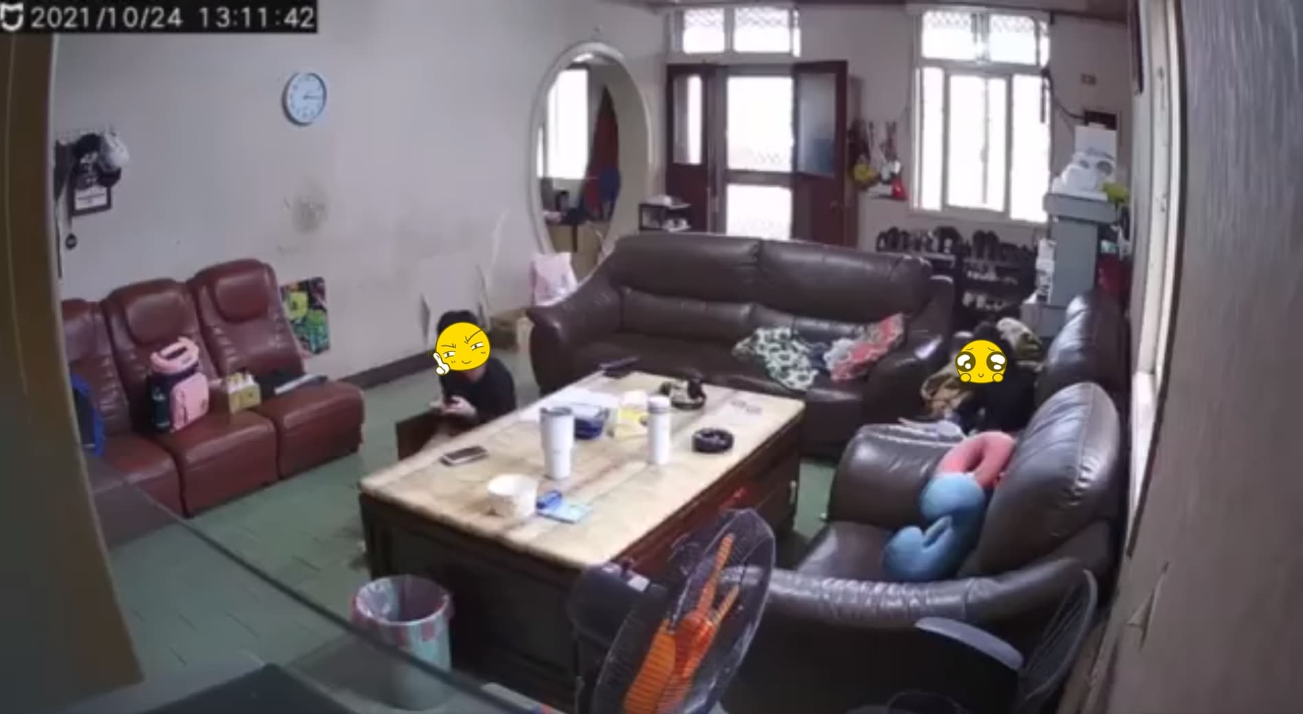 兄妹倆原先在各自做自己的事。(翻攝自爆廢公社公開版臉書)