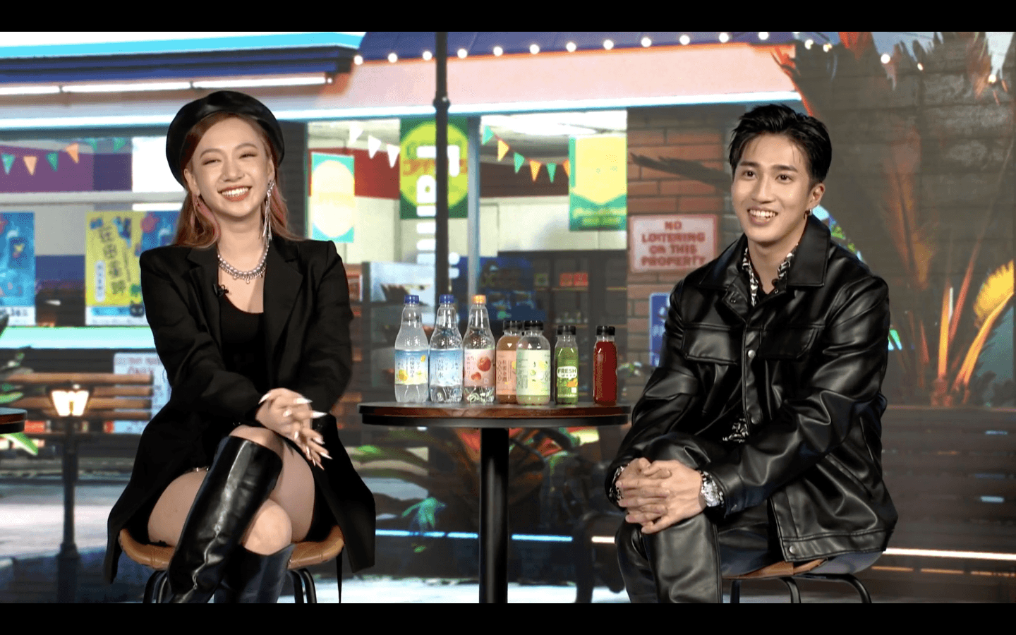 除了演出,Julia 吳卓源、婁峻碩也與網友互動聊天。(KKFARM提供)