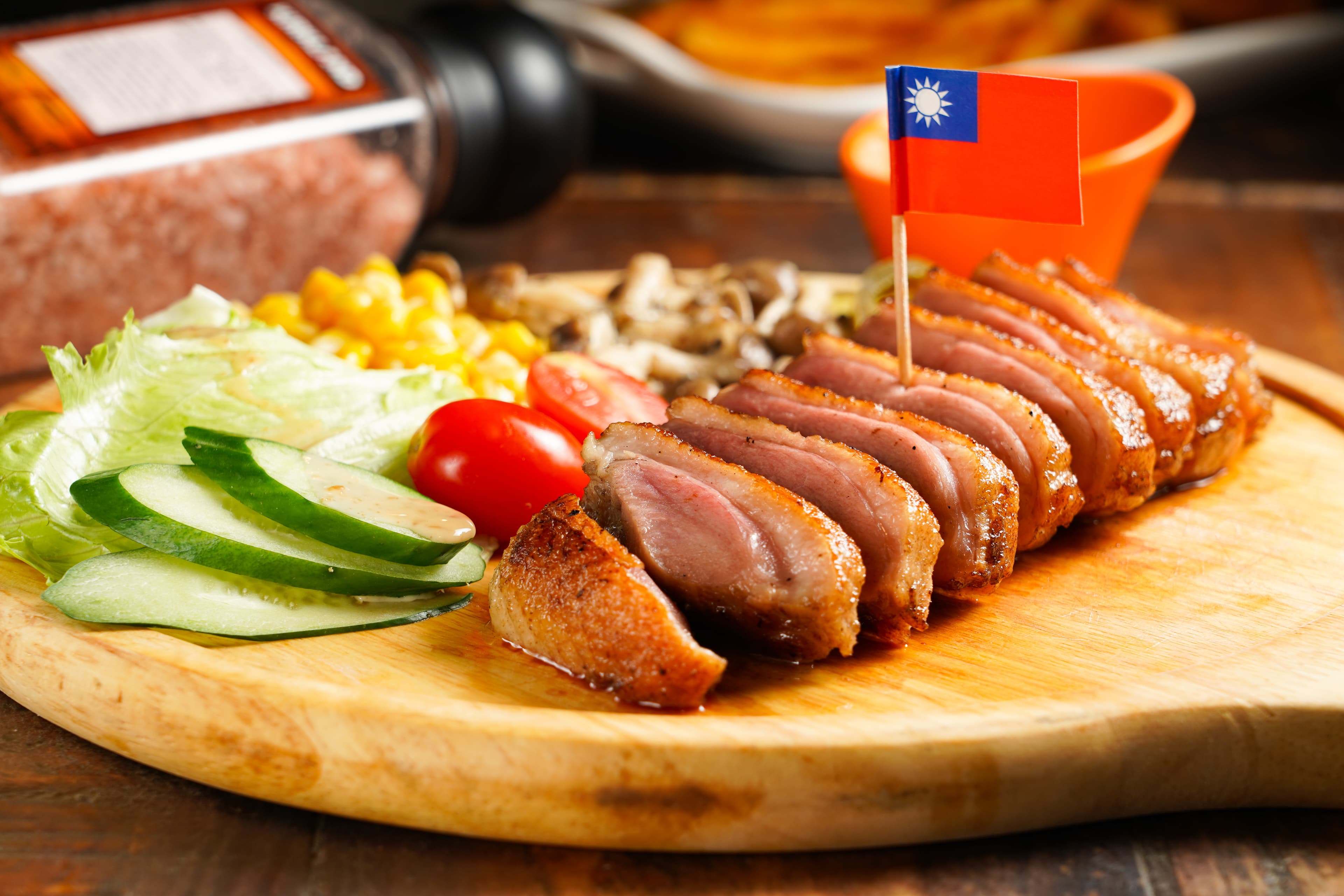 「宜蘭櫻桃香酥鴨胸」經過舒肥,肉質Q嫩不柴,也沒有鐵腥味。(560元/份)