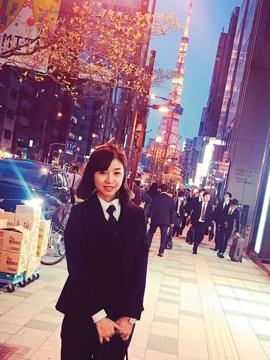 留學日本那年,許伊妃自付學費及生活費,為了省錢,經常吃即期食品,下課後還去拉麵店打工。(許伊妃提供)