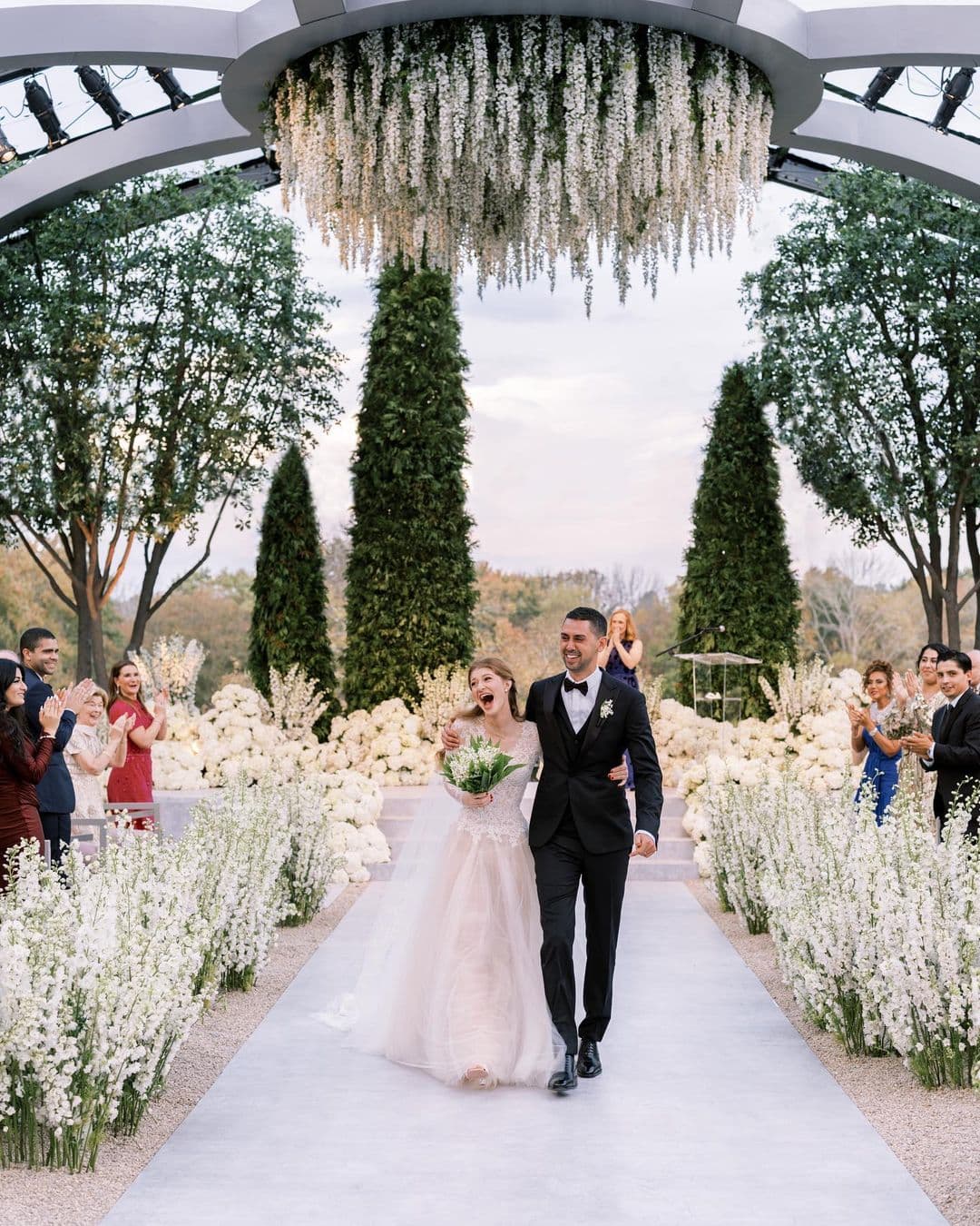 珍妮佛16日與大5歲的納耶爾那薩結婚。(翻攝jenniferkgates IG)