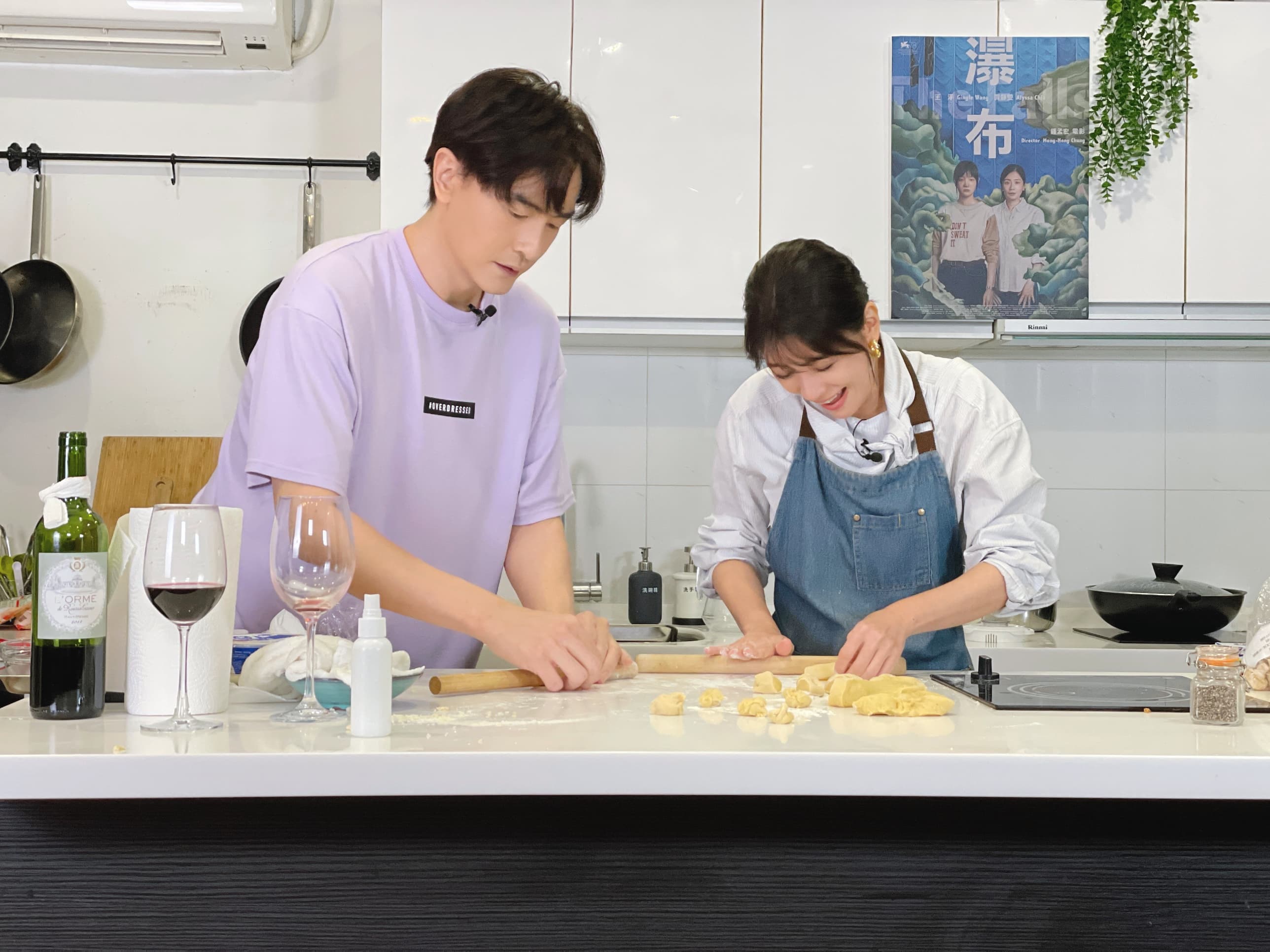 賈靜雯為了宣傳電影《瀑布》下廚。（最大國際娛樂提供）