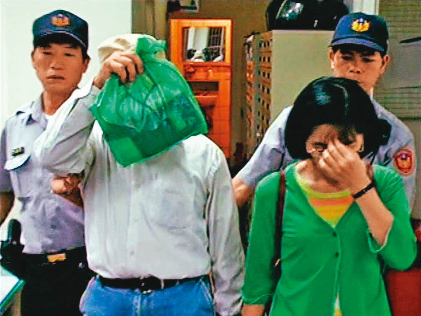 黃女(右)和林男(左)被警方逮捕後,承認殺害趙男並將其棄屍郊外。(東森新聞提供)