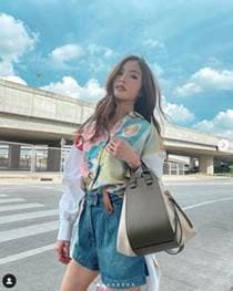 泰國女星Sara Legge在IG上po出秋分綠Hammock包。(LOEWE提供)