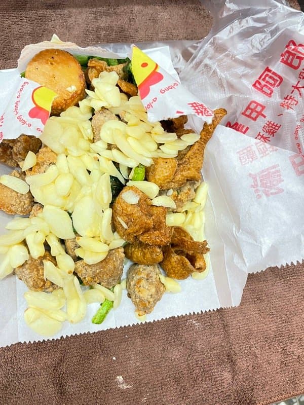 原po的男友紅著眼眶對老闆說:「拜託幫我加爆大蒜,不然我女朋友要跟我分手了」。(翻攝Dcard)