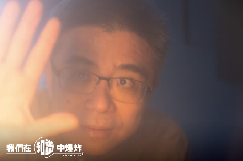 張嘉泓演示微中子的特質:「太陽如果沒有微中子,是不會發光的。」(鏡好聽提供)
