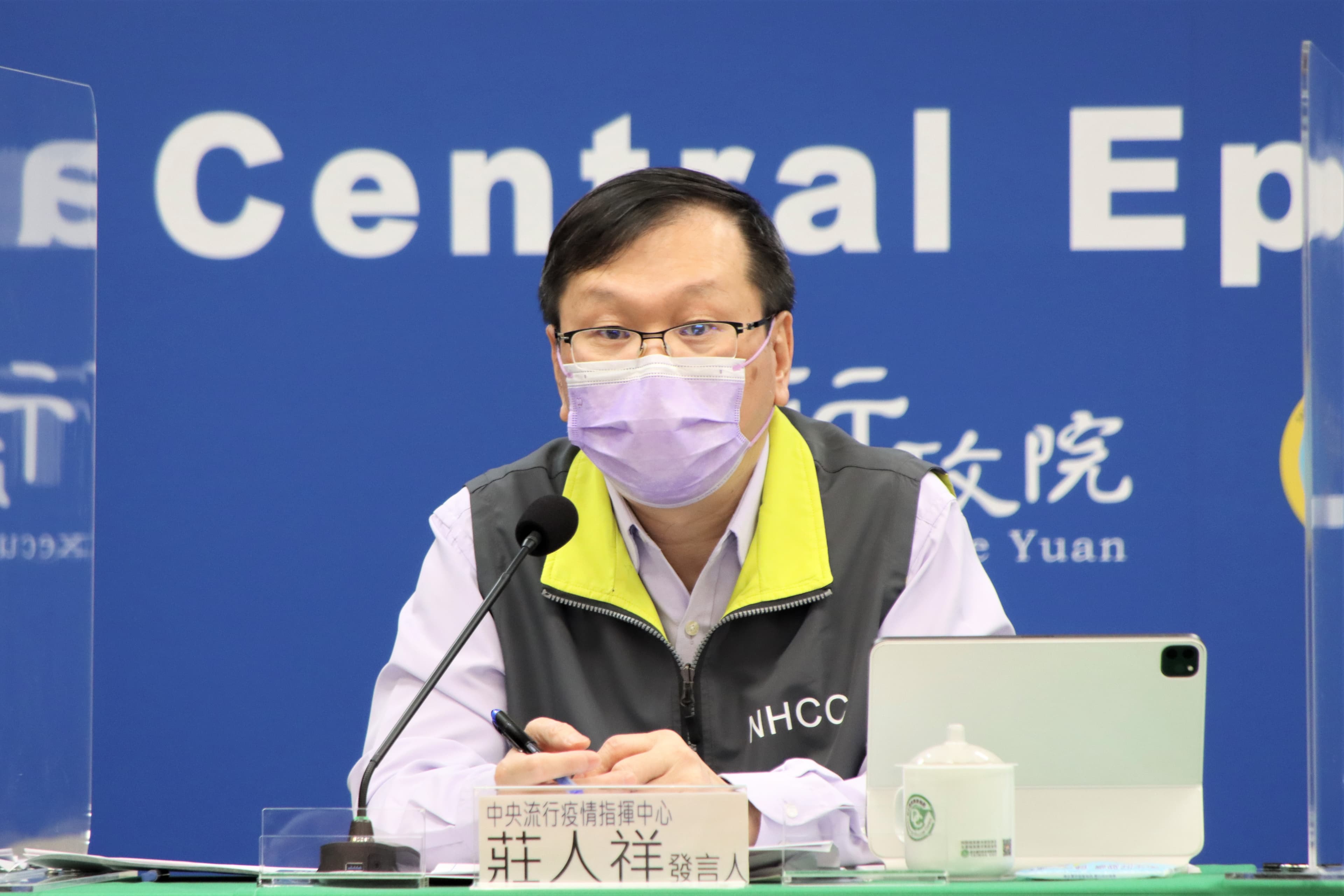 莊人祥回應媒體各種關於疫苗的問題。(指揮中心提供)