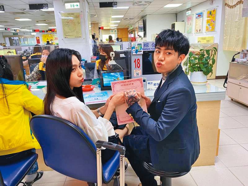 謝和弦(右)選在今年4月15日的34歲生日,與莉婭(左)登記結婚。(莉婭提供)