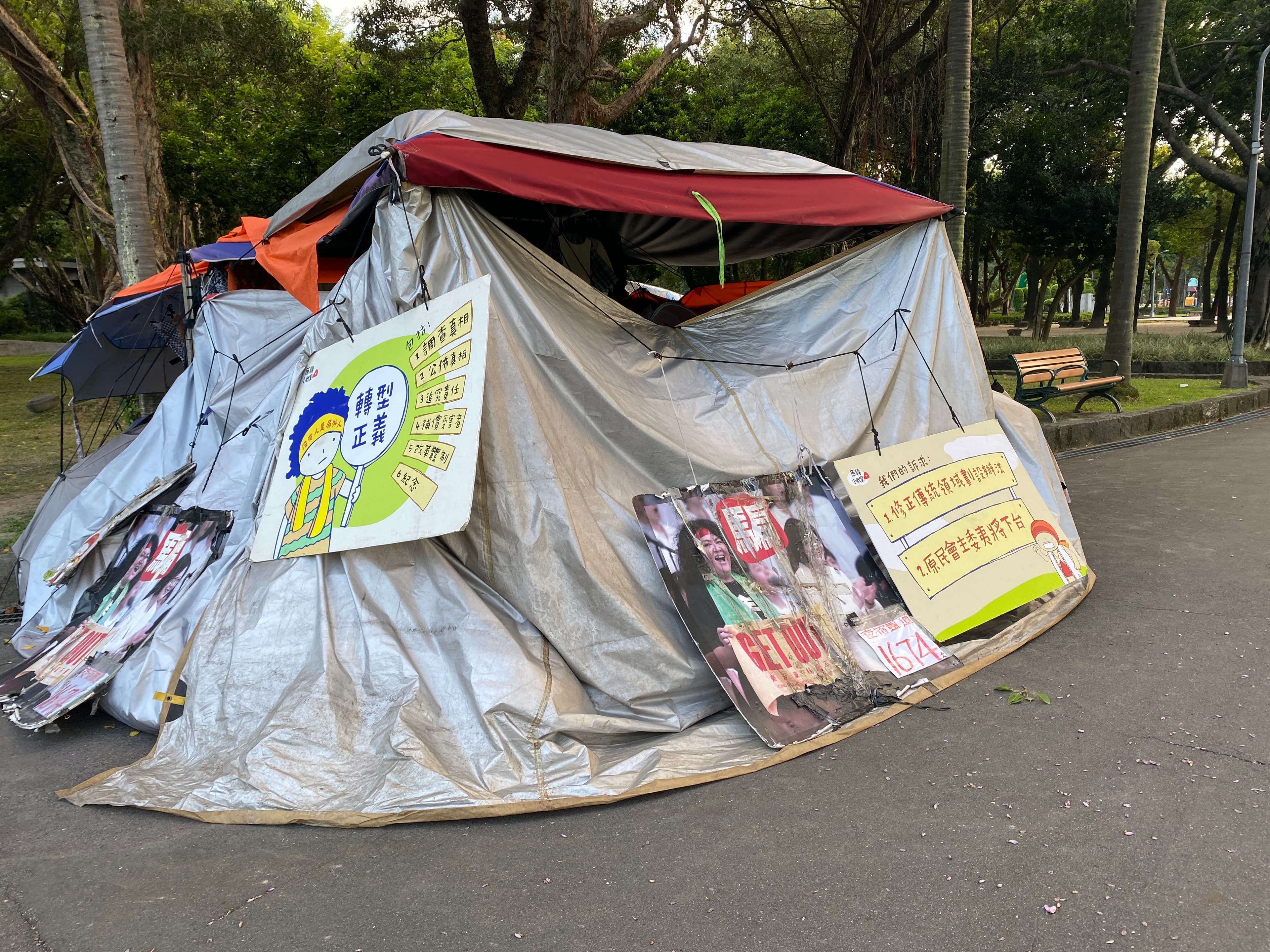凱道部落如今落腳二二八公園內,持續進行抗爭。