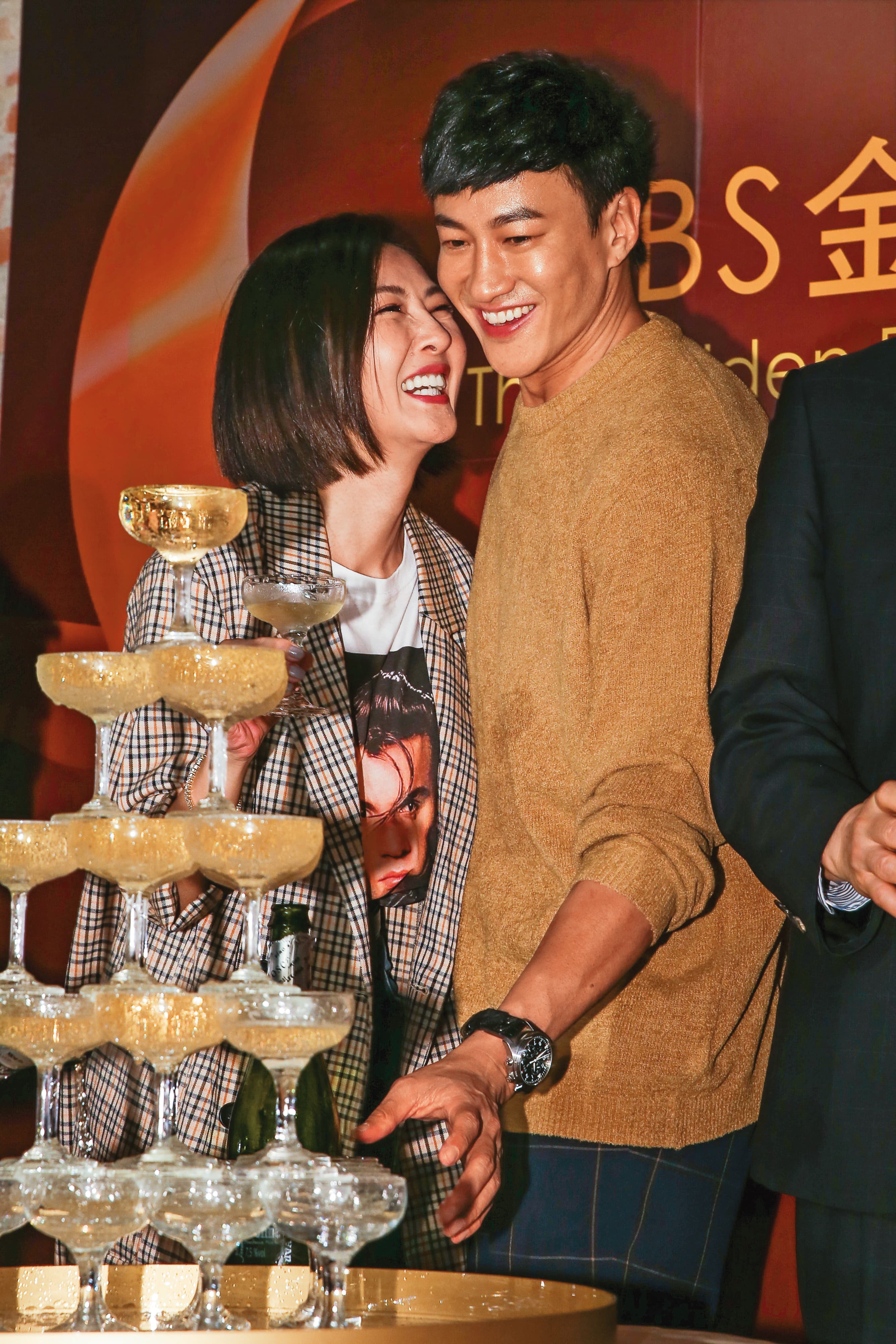 何潤東(右)和老婆Peggy(左)在金鐘獎慶功宴上開心慶祝。