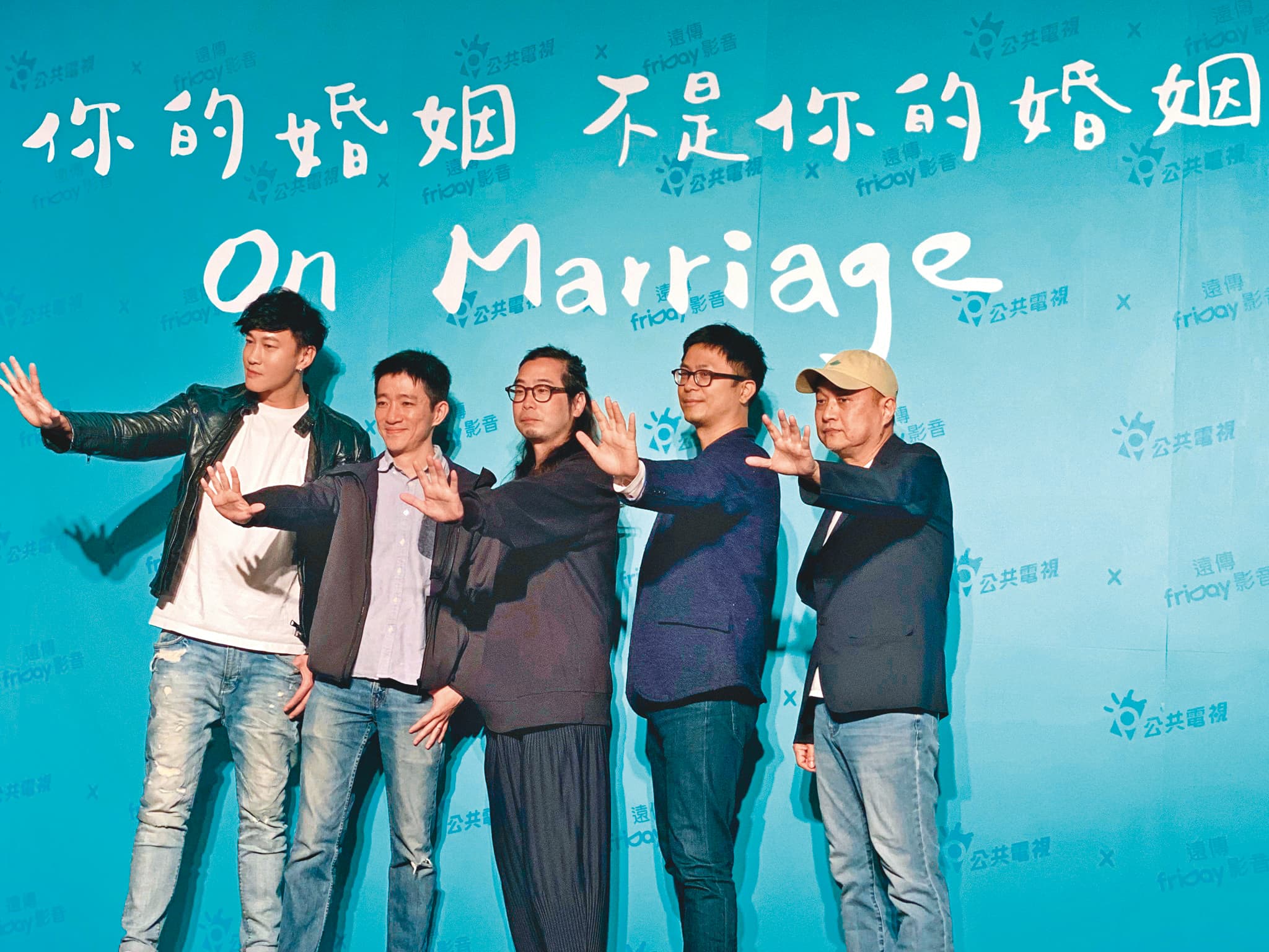 何潤東(左一)是公視《你的婚姻不是你的婚姻》導演之一。右起為導演鄭文堂、高炳權、許富翔與徐漢強。(翻攝自頤東娛樂臉書)
