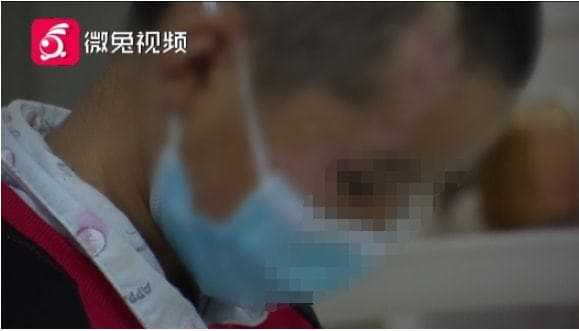 男孩神情落寞,讓人看了相當心疼。(翻攝自微兔視頻)