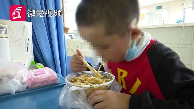 小男孩相當乖巧。(翻攝自微兔視頻)