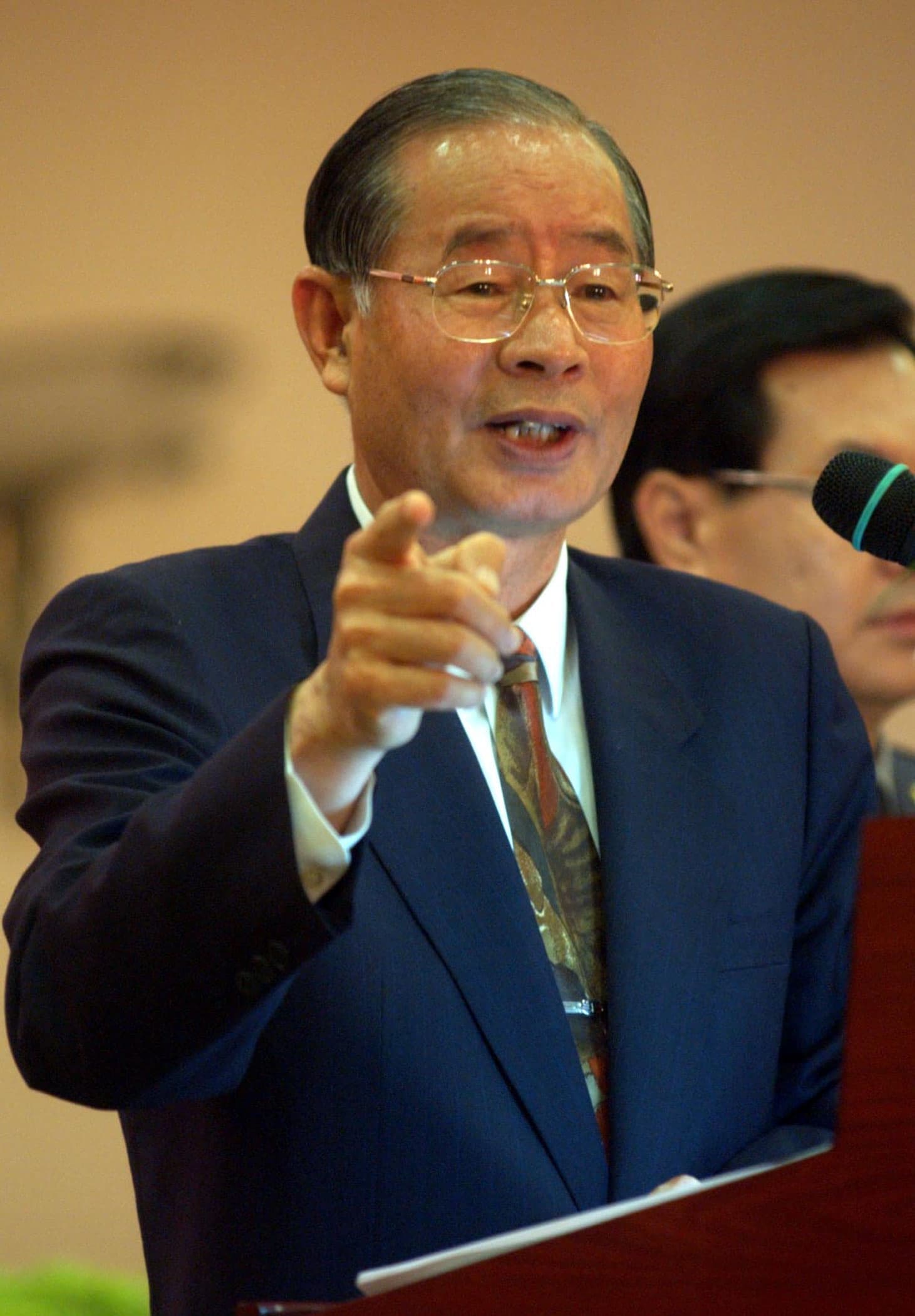 長湯曜明(右)於今(3)日11點25分病逝於台北三軍總醫院,享壽81歲。(中央社)