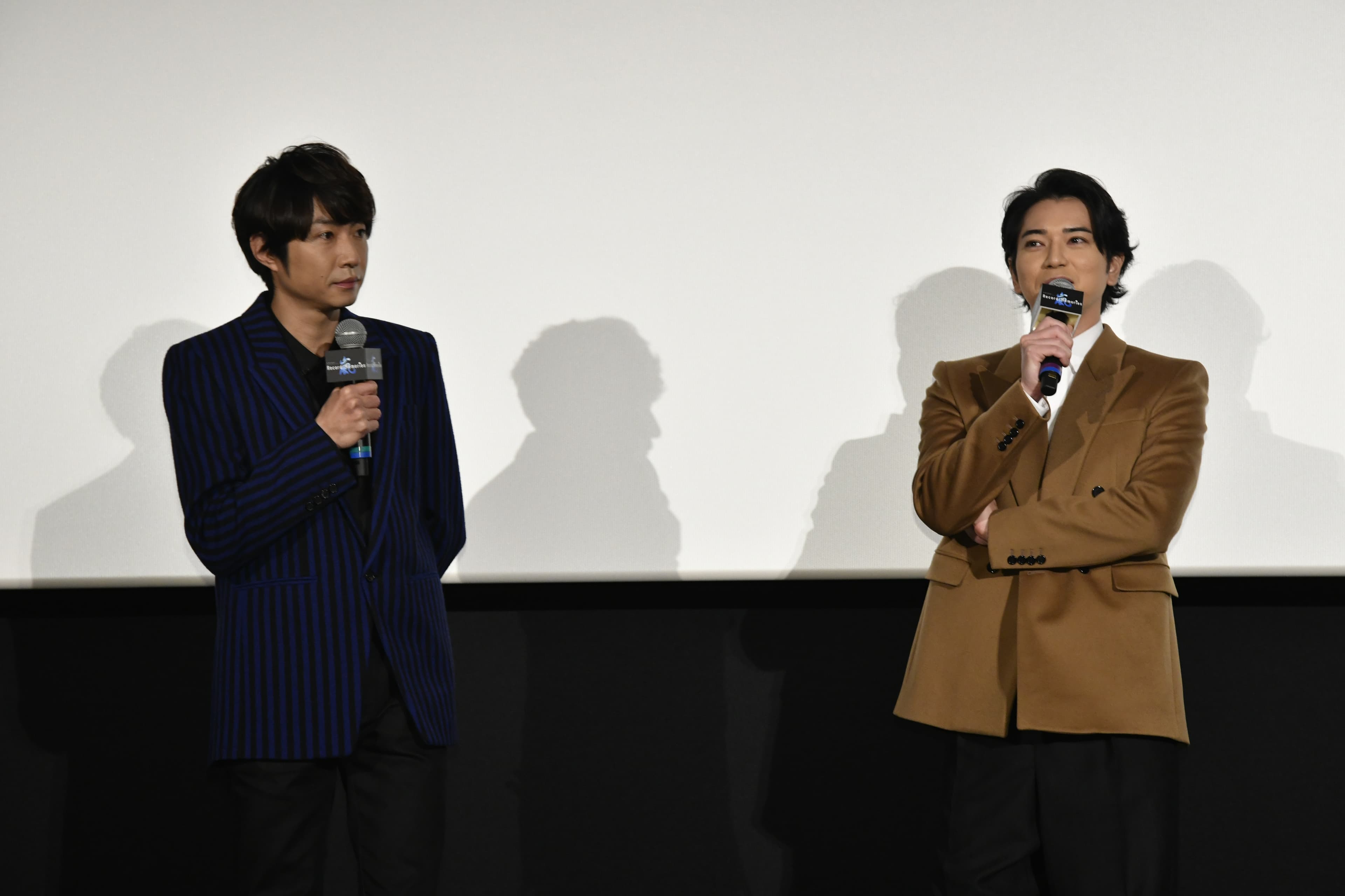 松本潤（右）透露最近很少出席公開活動有些緊張，相葉雅紀還調侃他「最近很閒嗎」，秒被否認。（大鴻藝術BIG ART / ©2021 J Storm Inc.提供）