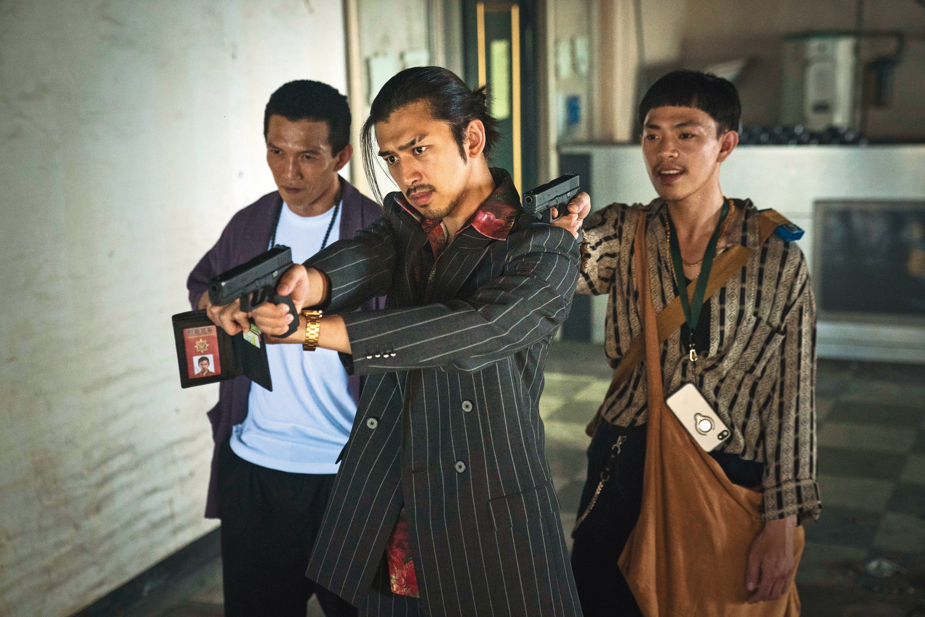  第一次用台語拍片、第一次拿槍，陳柏霖（中）為《詭扯》給出不少第一次。（良人行提供）