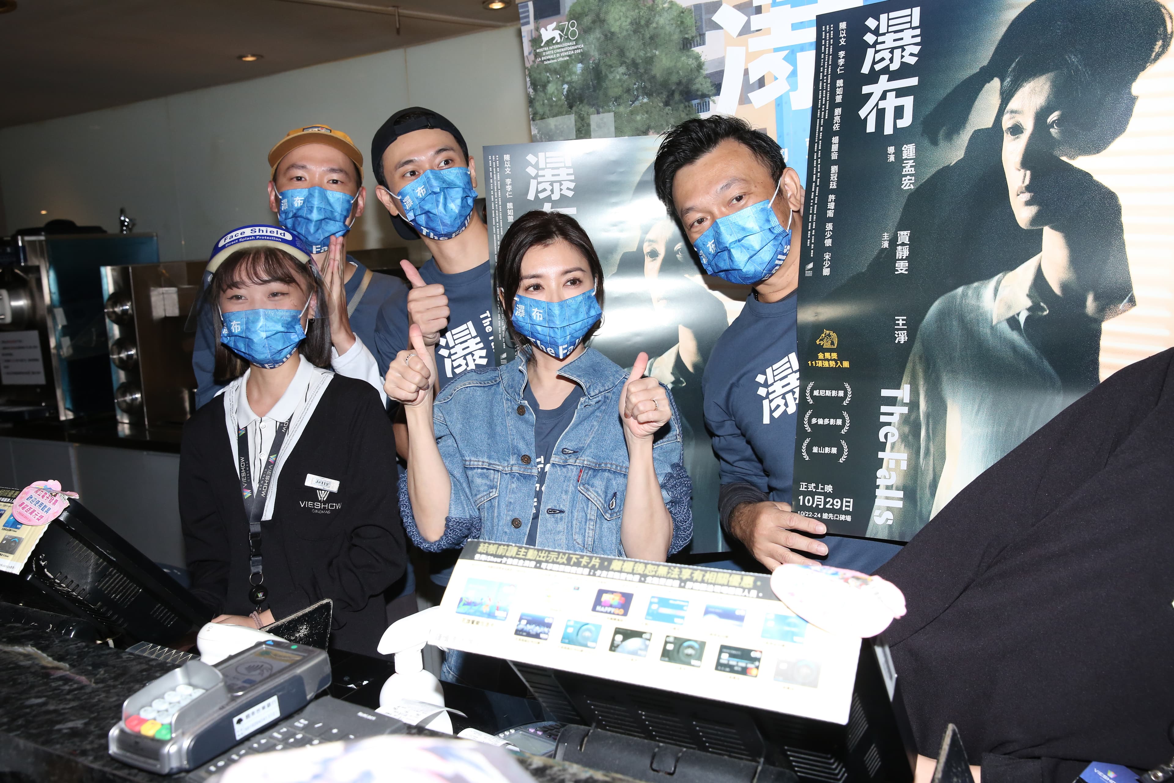為了《瀑布》,賈靜雯(右二)賣力宣傳,還當起一日店長。(本刊資料照)