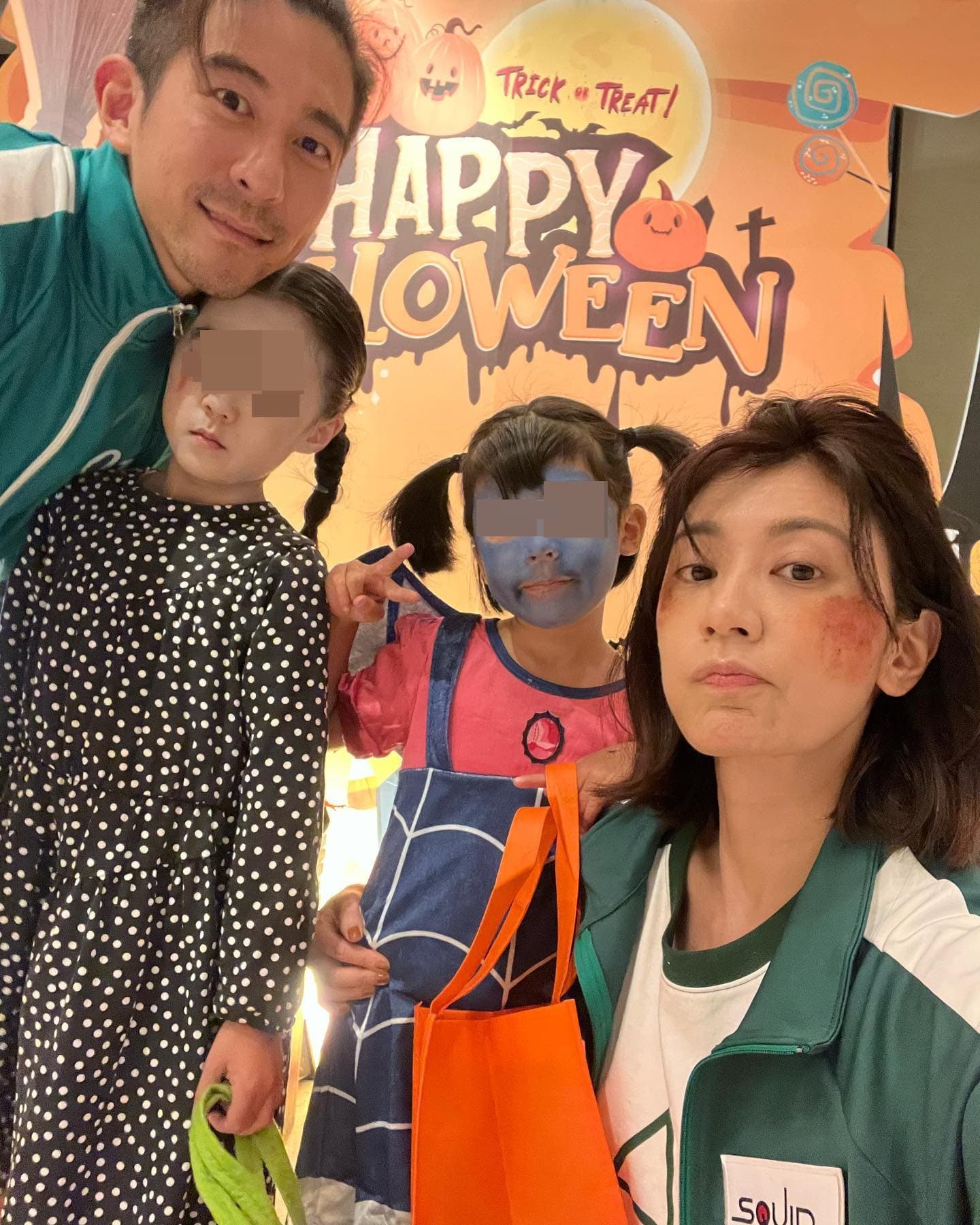 嫁給修杰楷後,賈靜雯在女兒的包圍下,體會了幸福滋味。(翻攝賈靜雯臉書)