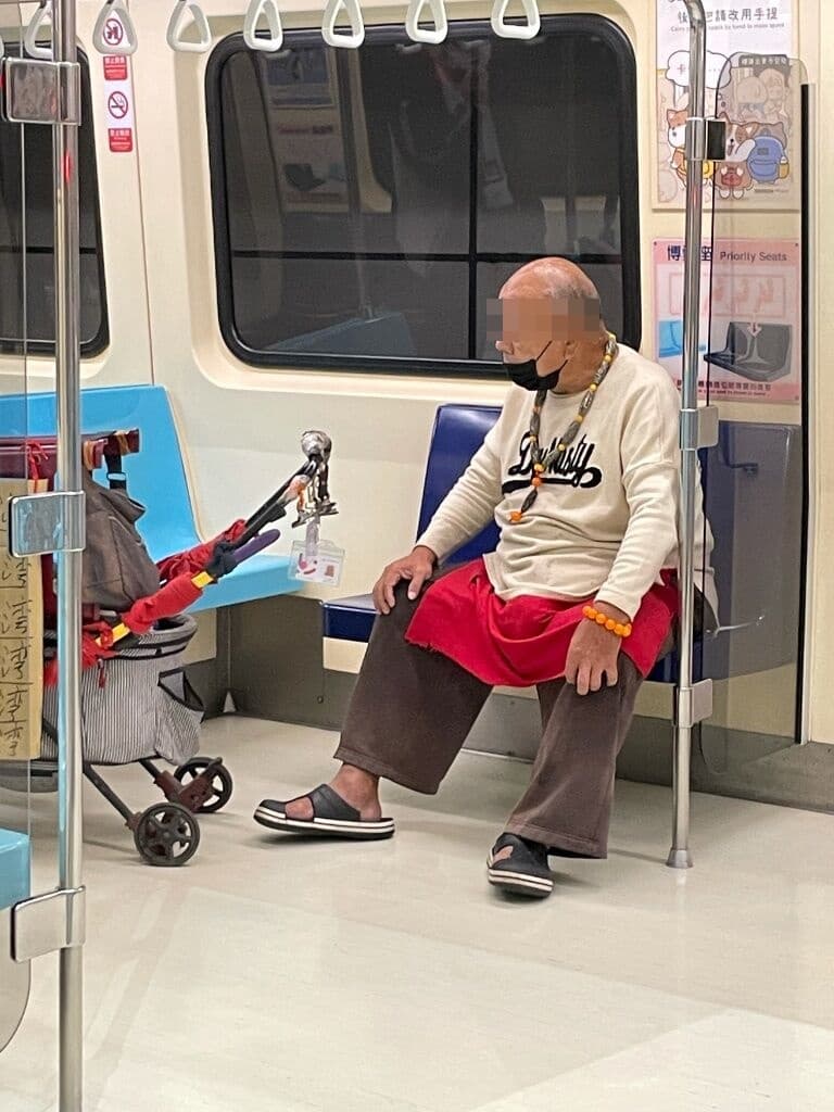 一名阿伯在西門站上車後,因博愛座與年輕男子產生口角。(翻攝自噗浪)